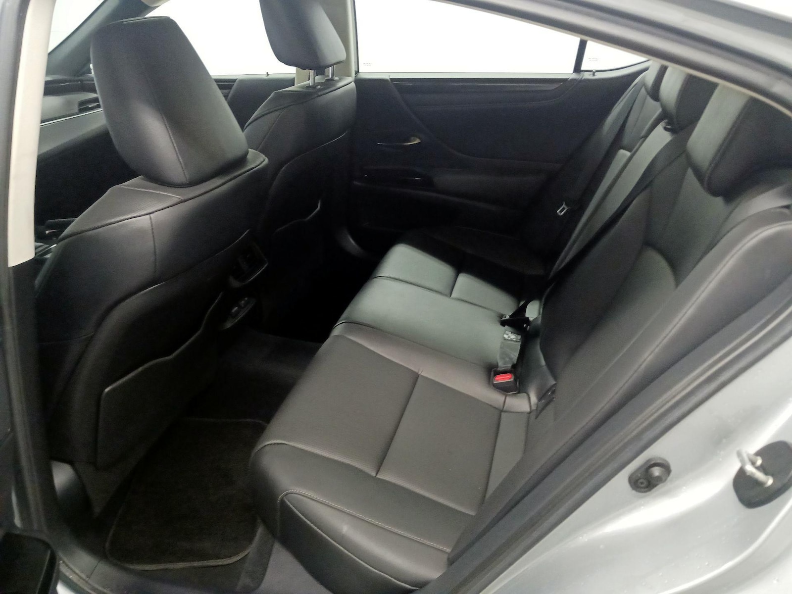 2025 Lexus ES 350 - Photo 20