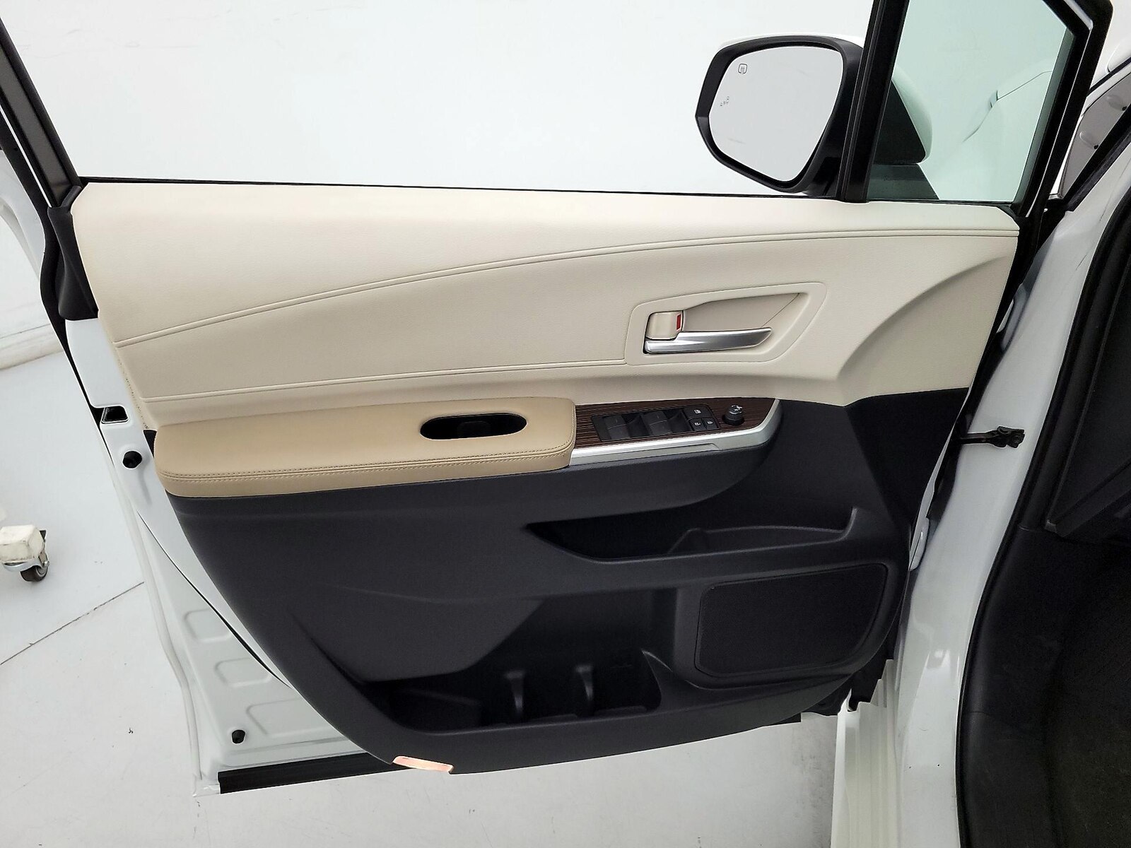 2021 Toyota Sienna XLE - Photo 13