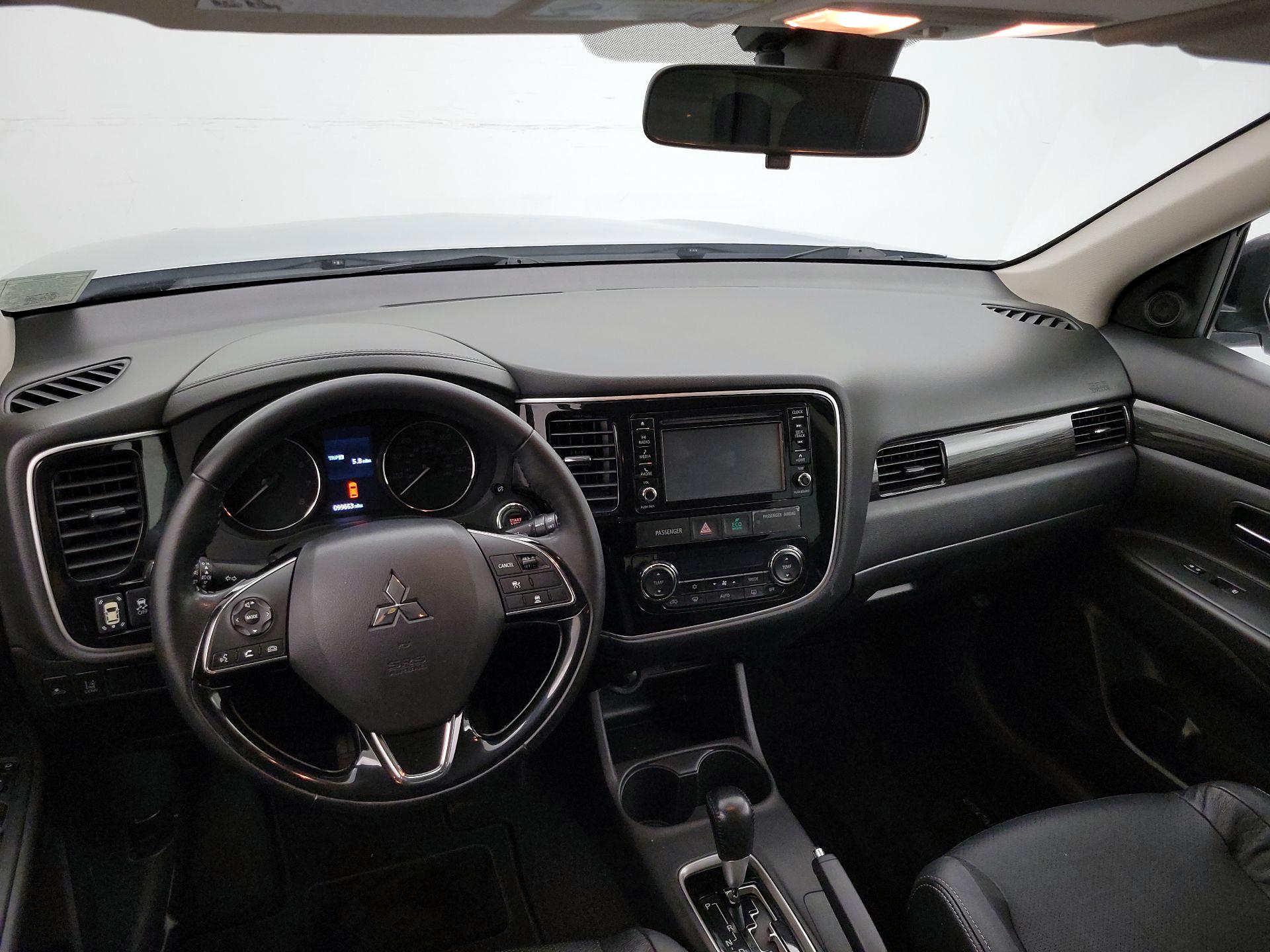 Thumbnail: 2016 Mitsubishi Outlander - 9