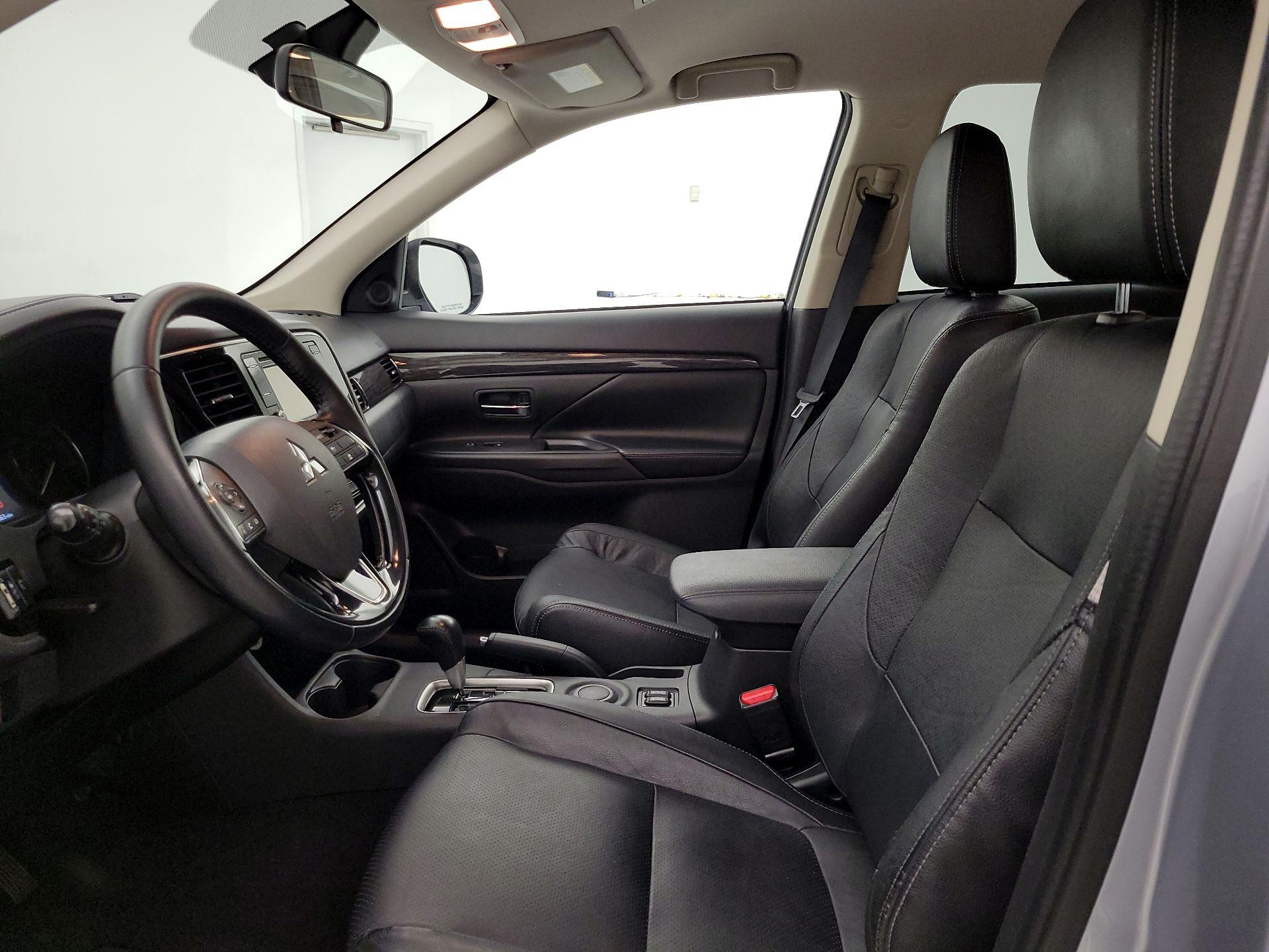 Thumbnail: 2016 Mitsubishi Outlander - 11