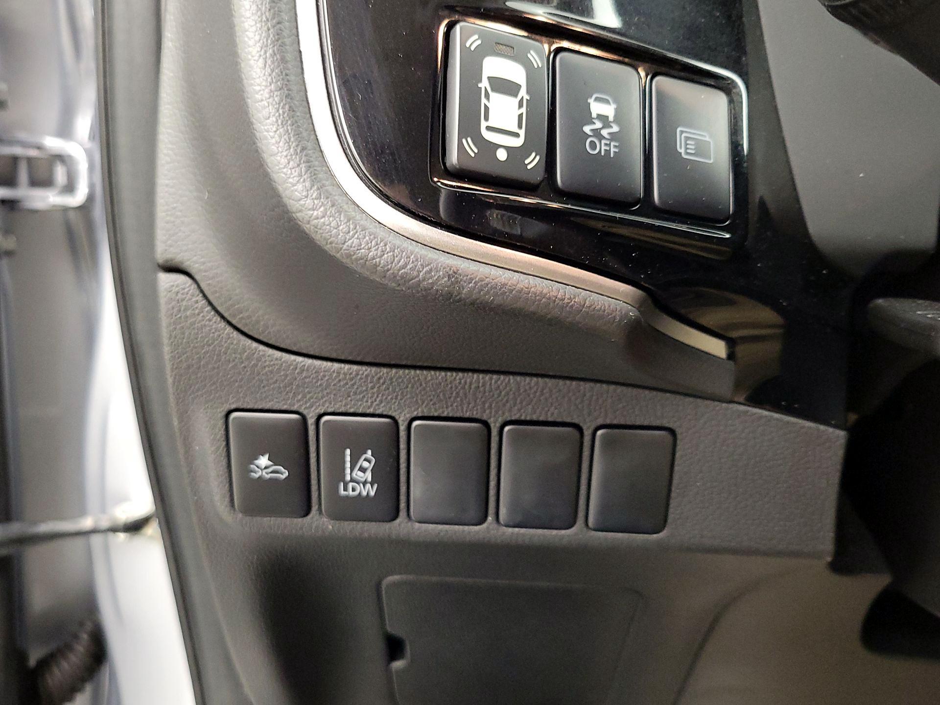 Thumbnail: 2016 Mitsubishi Outlander - 13