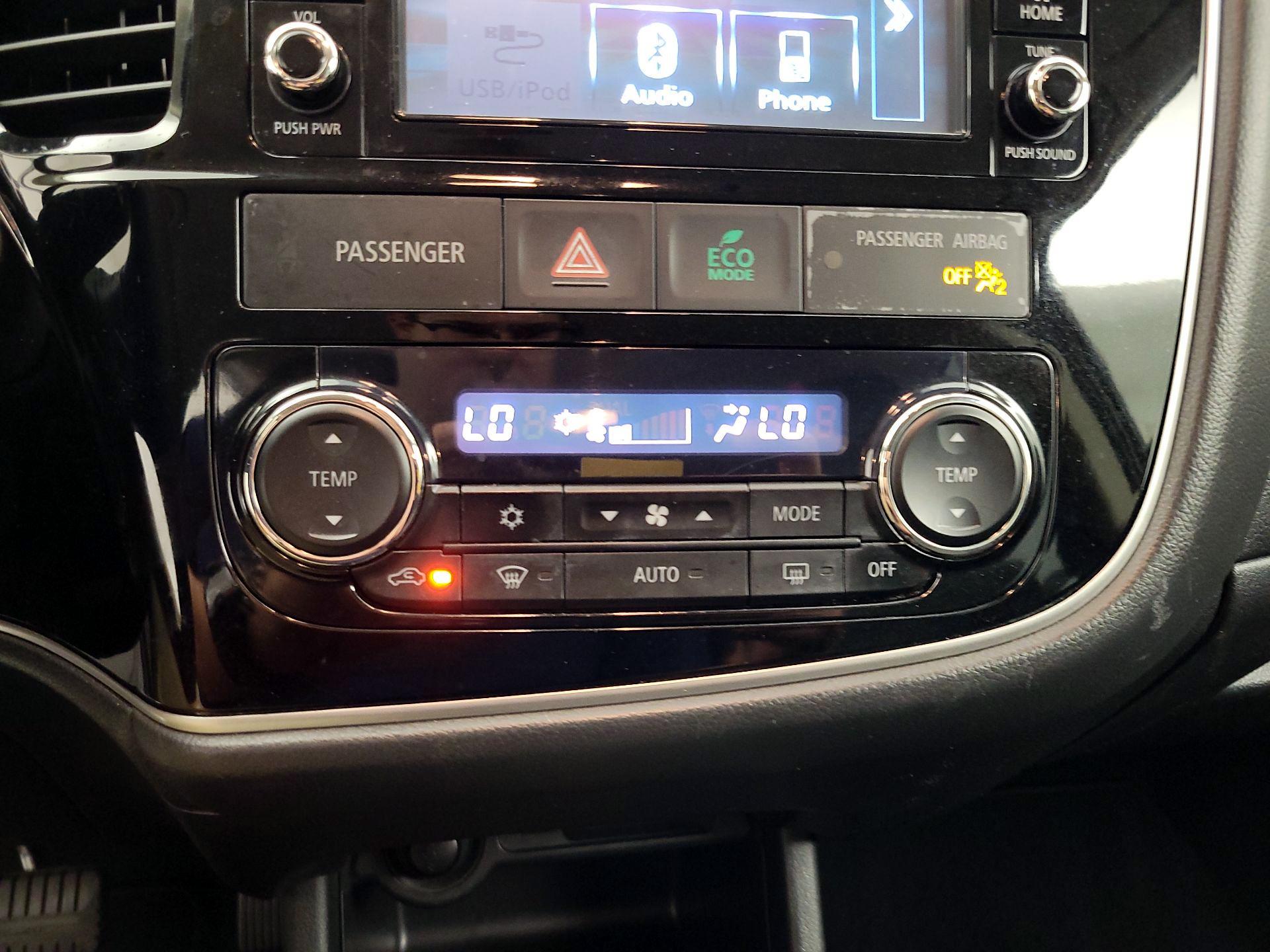Thumbnail: 2016 Mitsubishi Outlander - 16