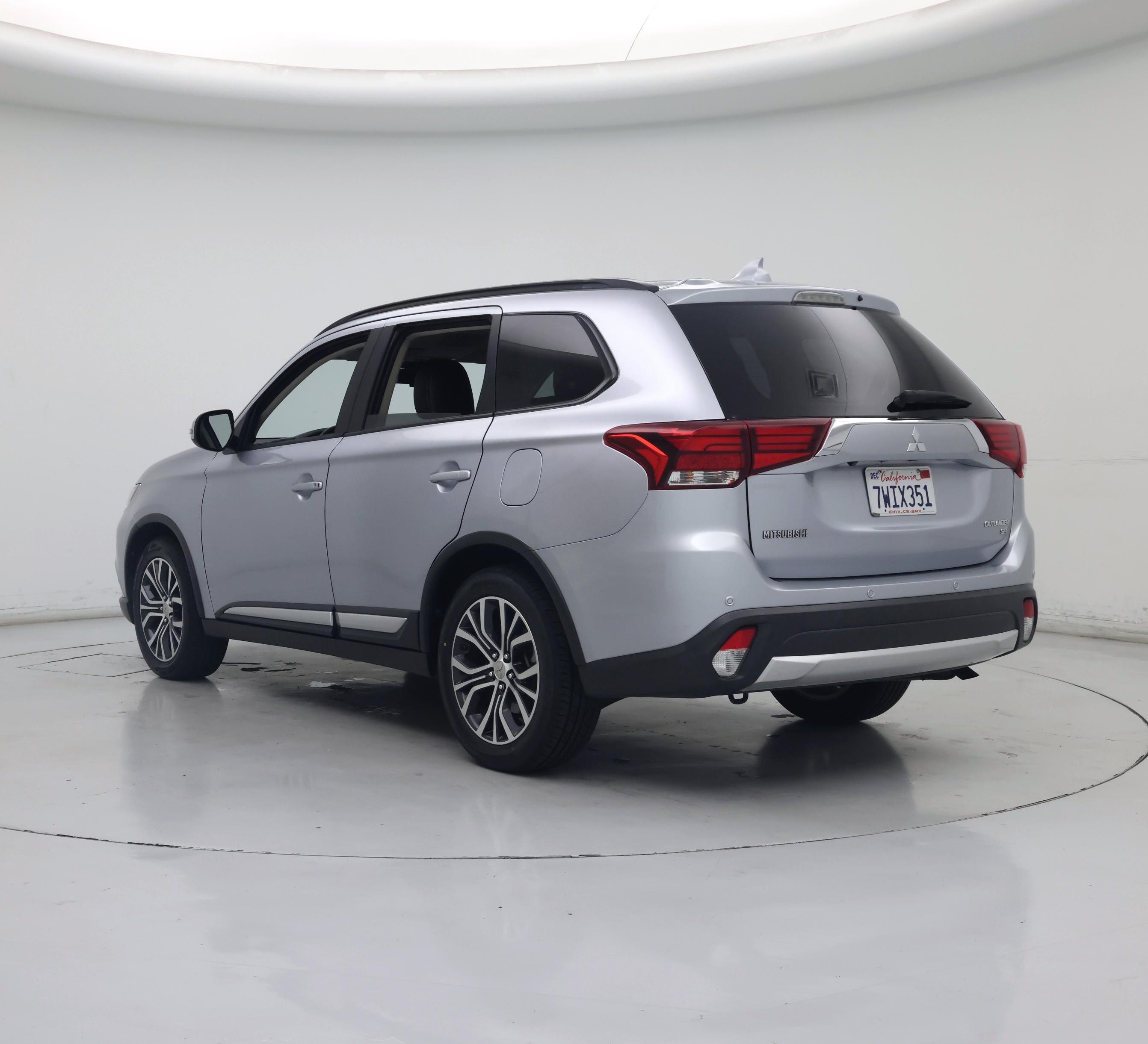 Thumbnail: 2016 Mitsubishi Outlander - 2