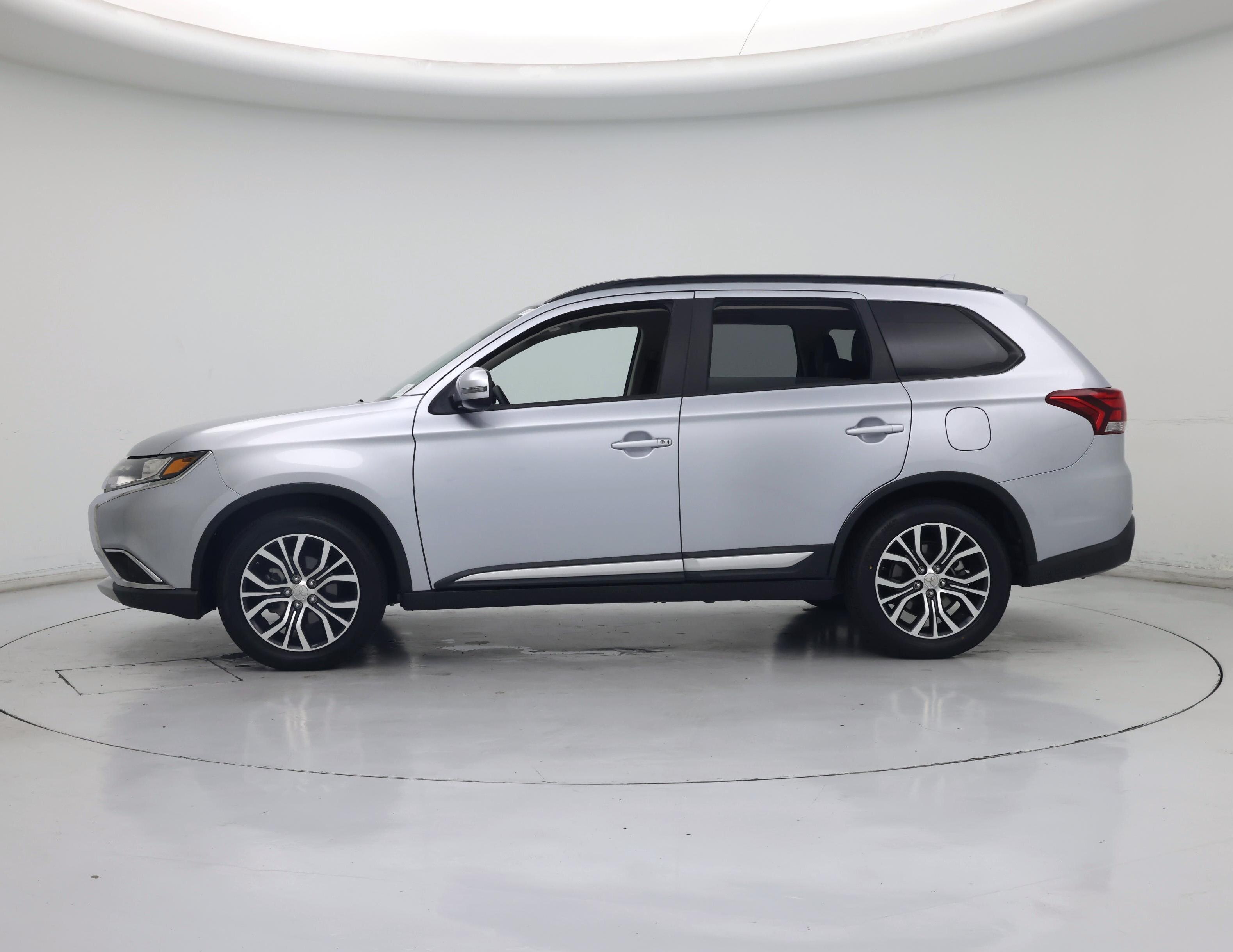 Thumbnail: 2016 Mitsubishi Outlander - 3
