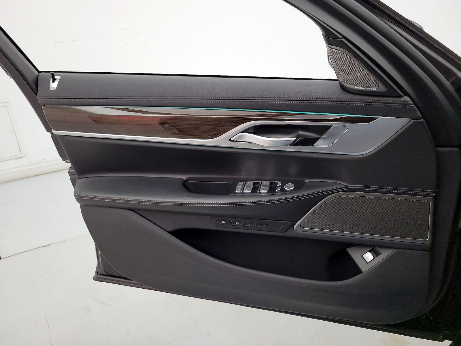 2020 BMW 7 Series 745e - Photo 13