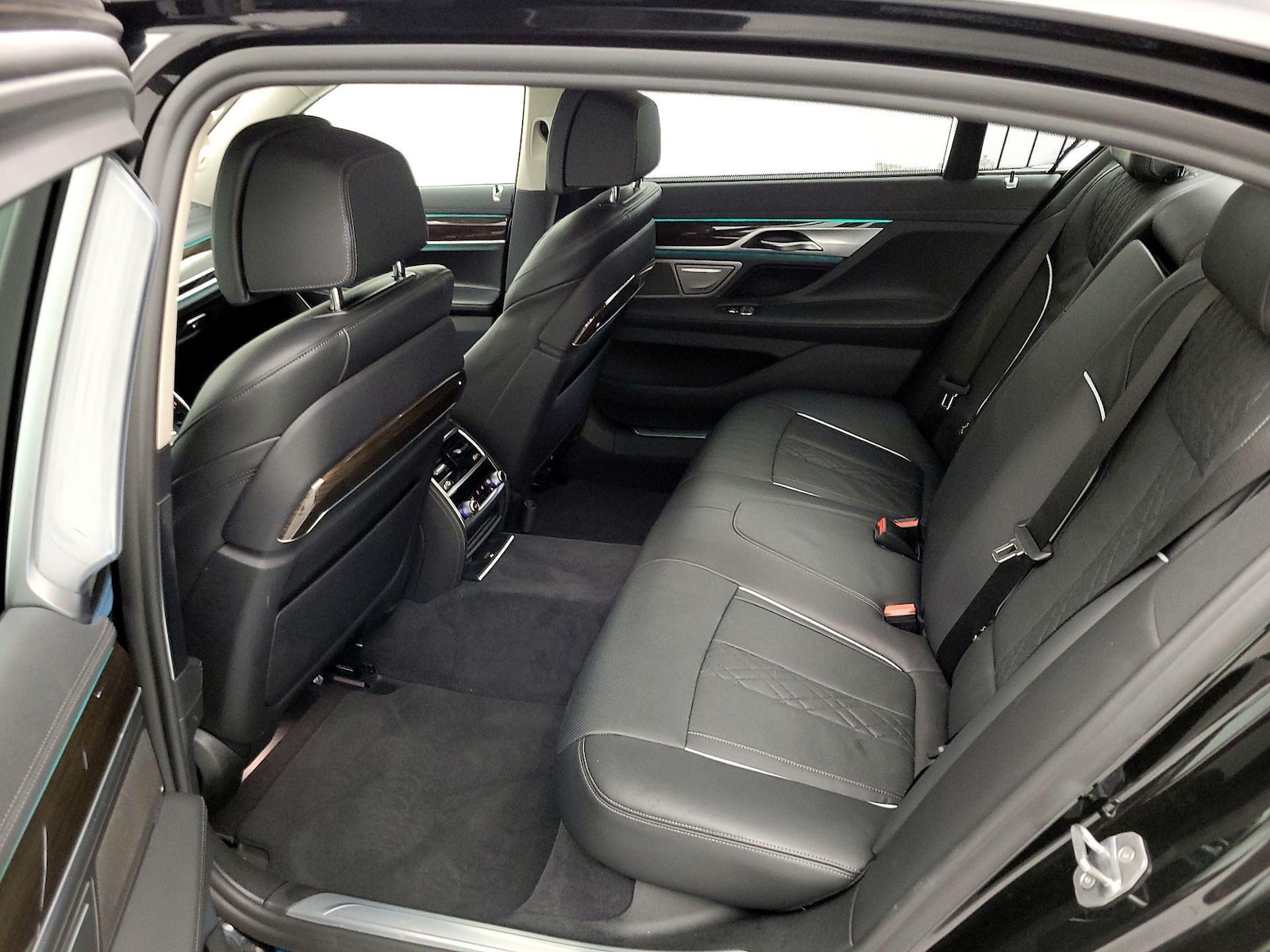 2020 BMW 7 Series 745e - Photo 20