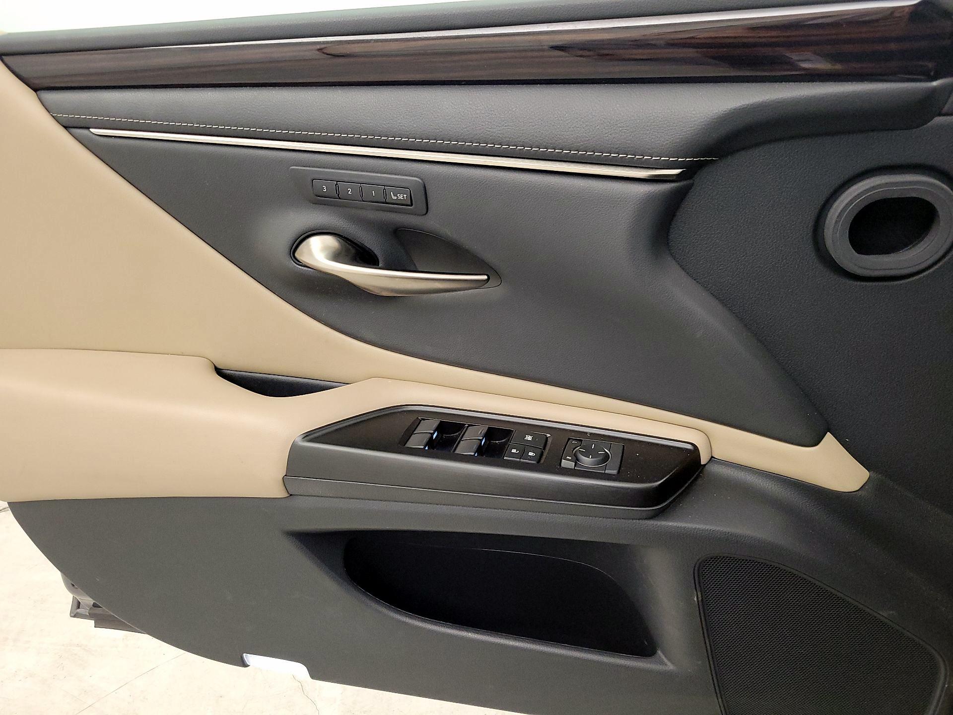 Thumbnail: 2019 Lexus ES - 10