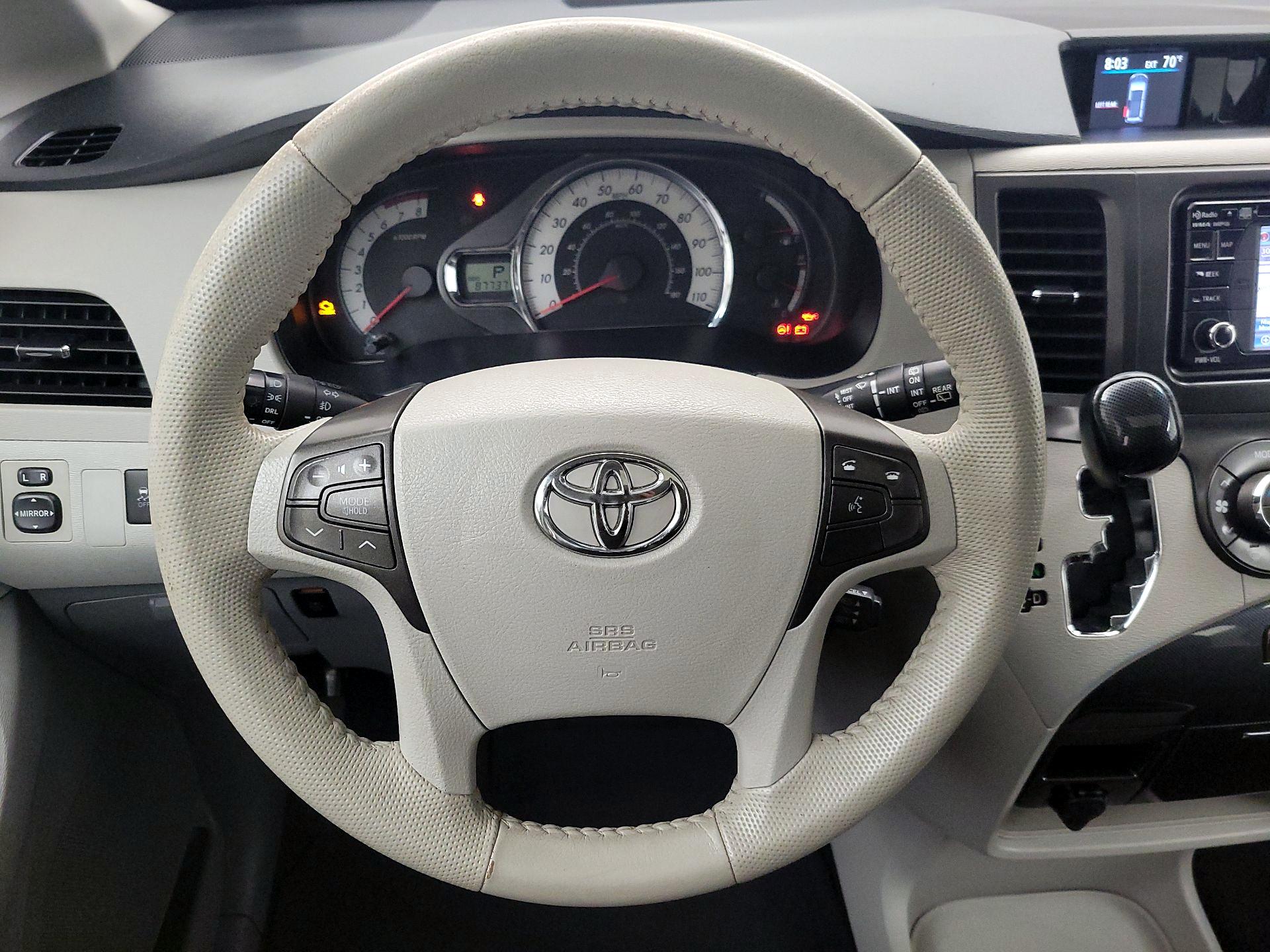 Thumbnail: 2014 Toyota Sienna - 10