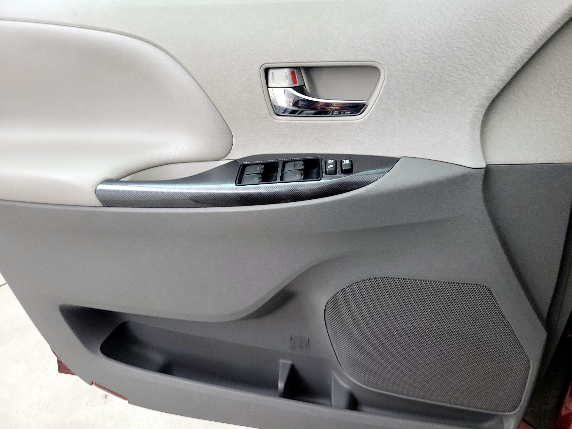 Thumbnail: 2014 Toyota Sienna - 12
