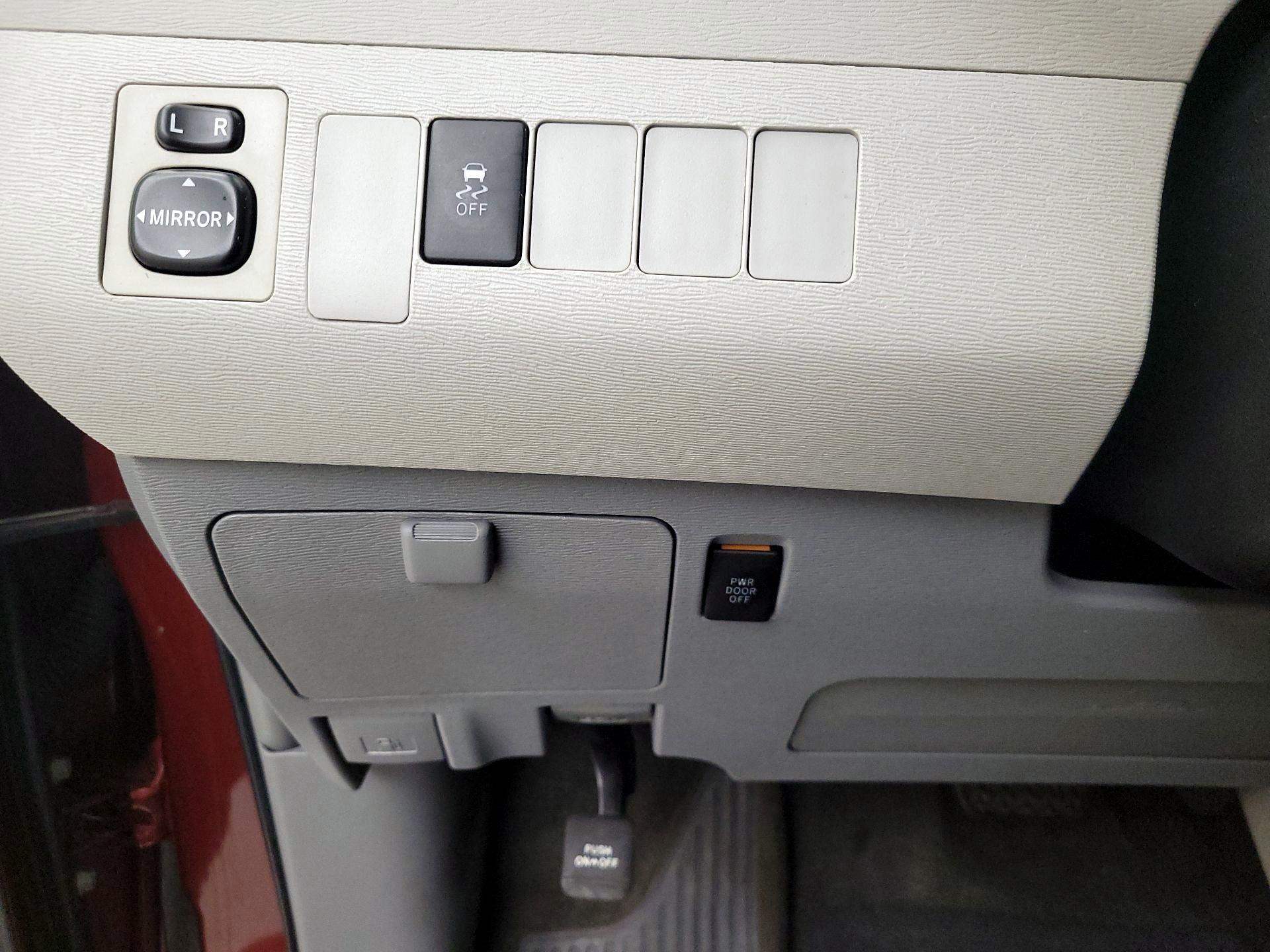 Thumbnail: 2014 Toyota Sienna - 13