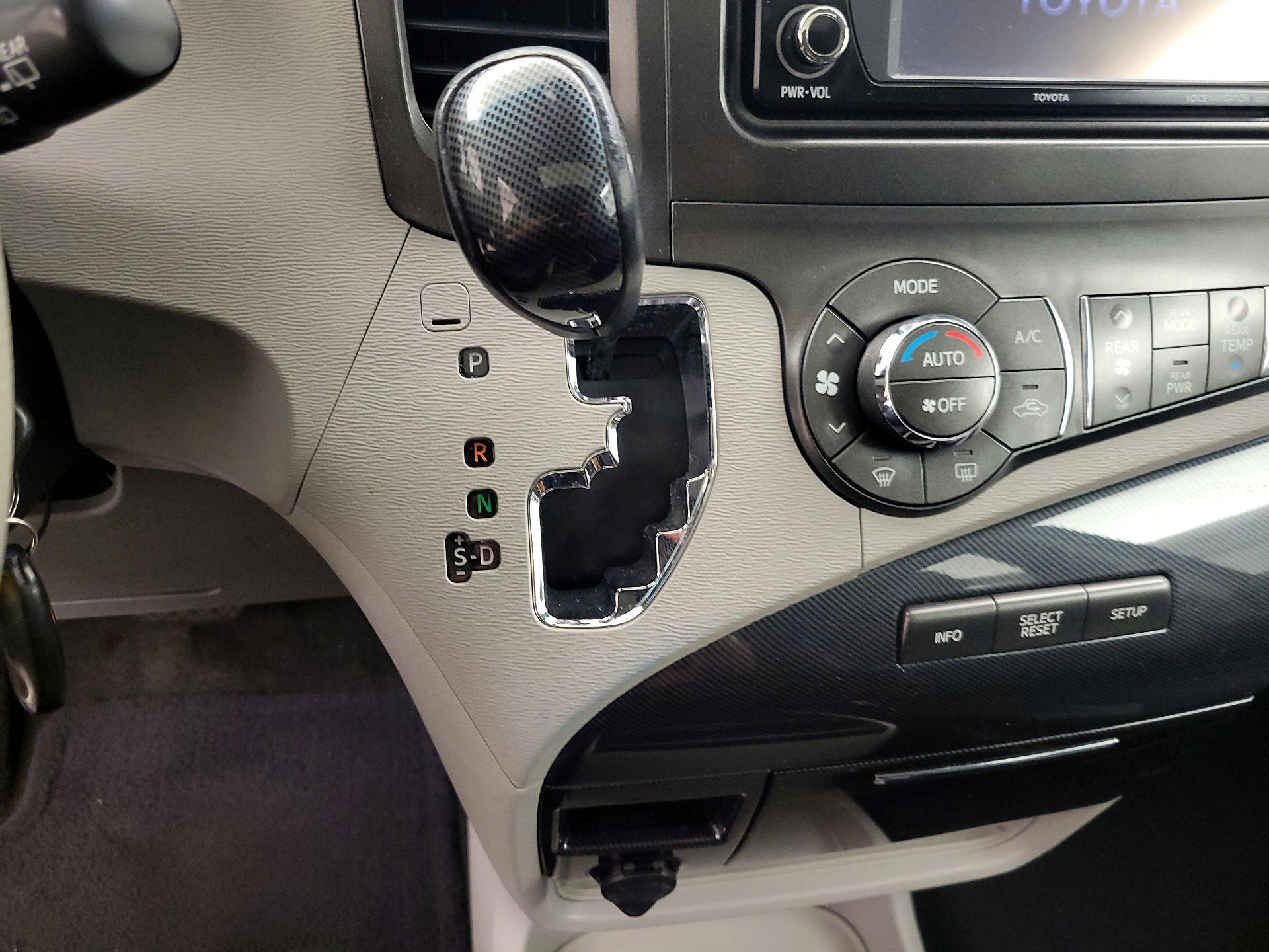 Thumbnail: 2014 Toyota Sienna - 18