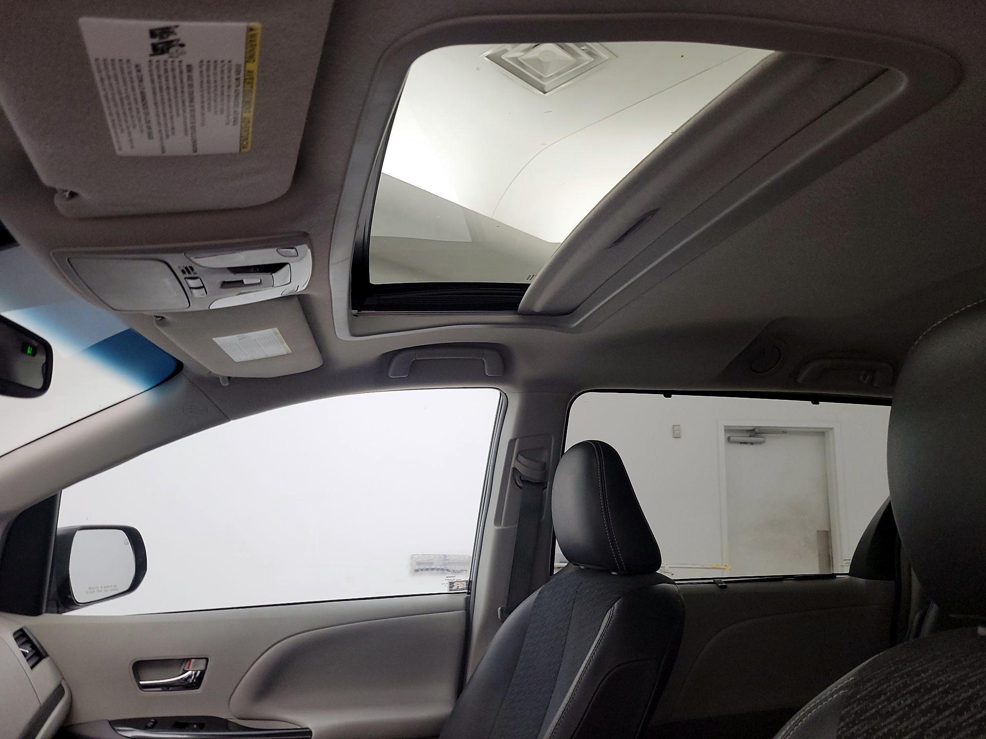 Thumbnail: 2014 Toyota Sienna - 19