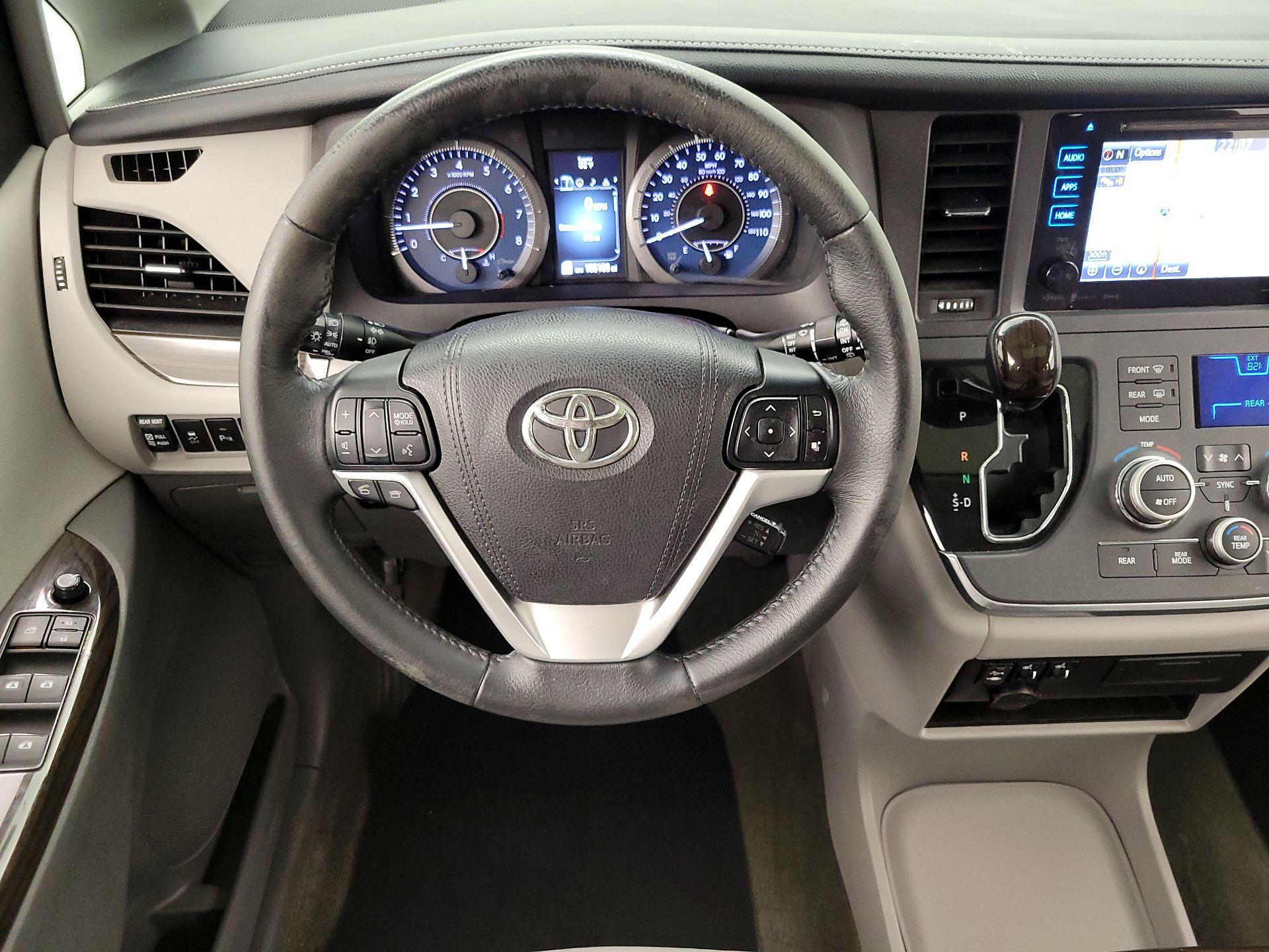 Thumbnail: 2017 Toyota Sienna - 10