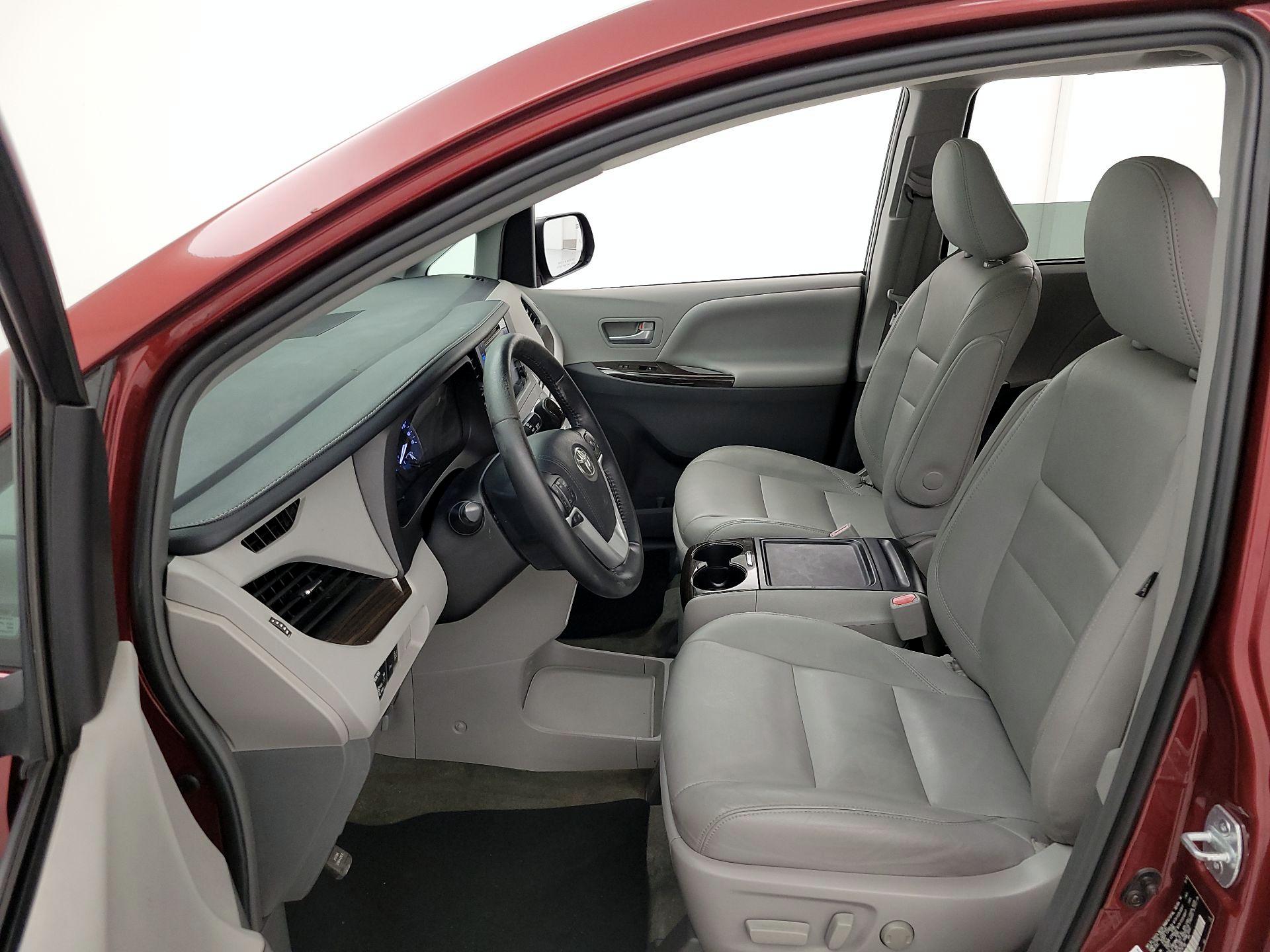 Thumbnail: 2017 Toyota Sienna - 11