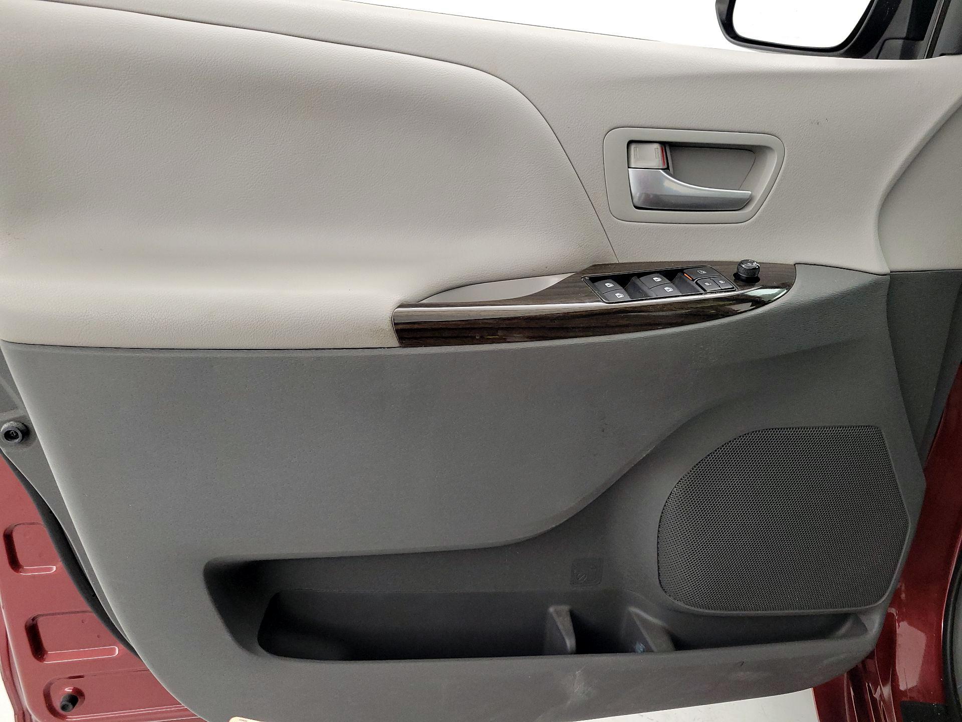 Thumbnail: 2017 Toyota Sienna - 12