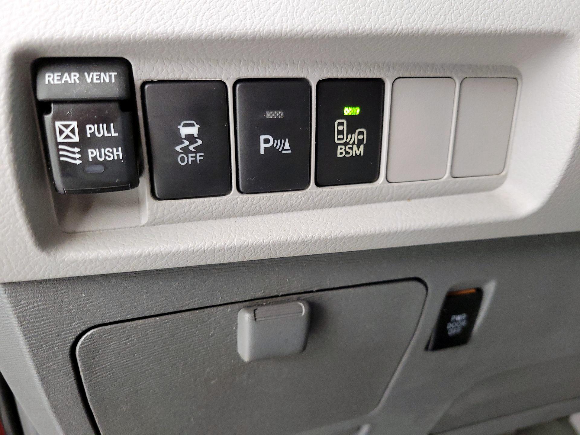 Thumbnail: 2017 Toyota Sienna - 13