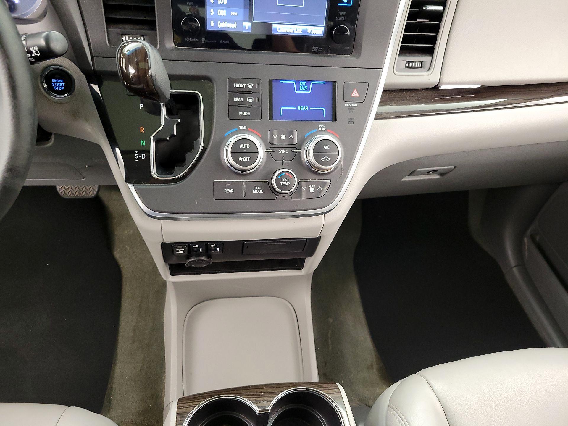 Thumbnail: 2017 Toyota Sienna - 18