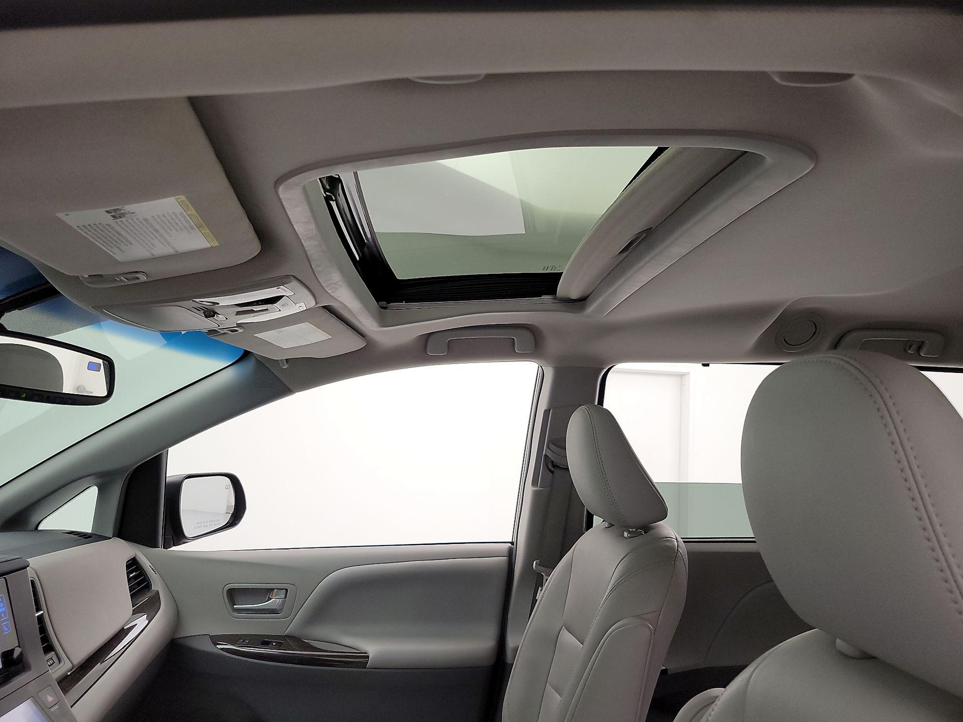 Thumbnail: 2017 Toyota Sienna - 20