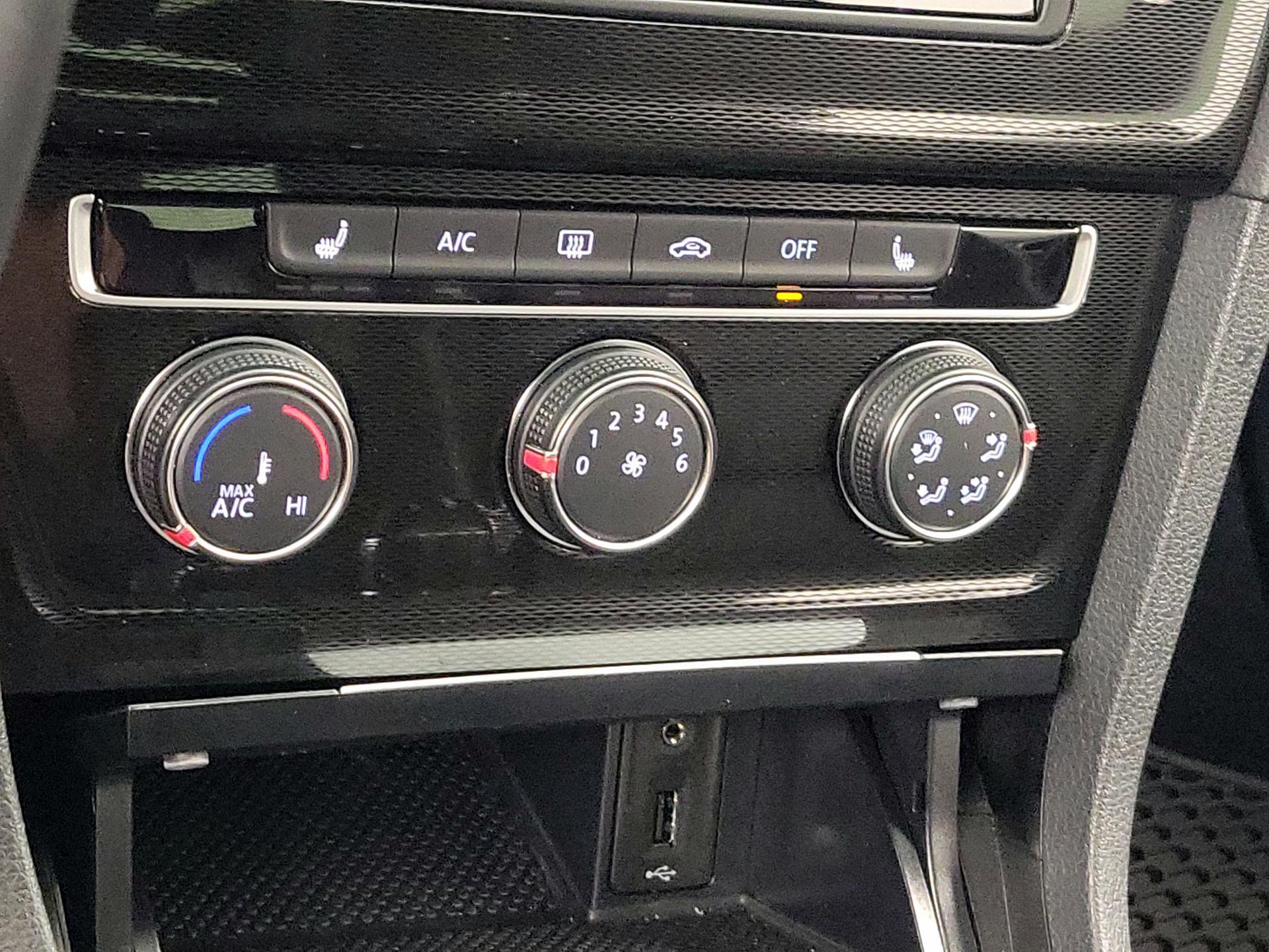 Thumbnail: 2016 Volkswagen Golf - 16