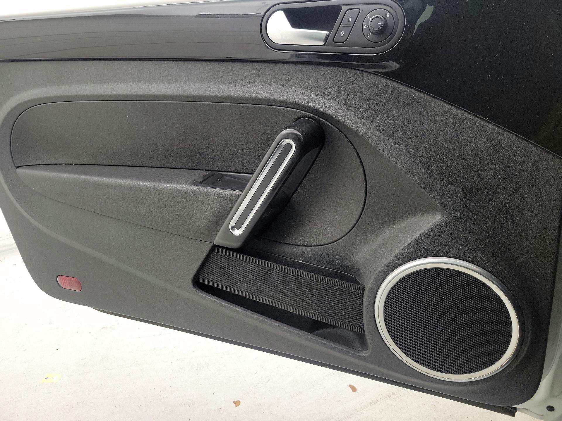 Thumbnail: 2015 Volkswagen Beetle - 12