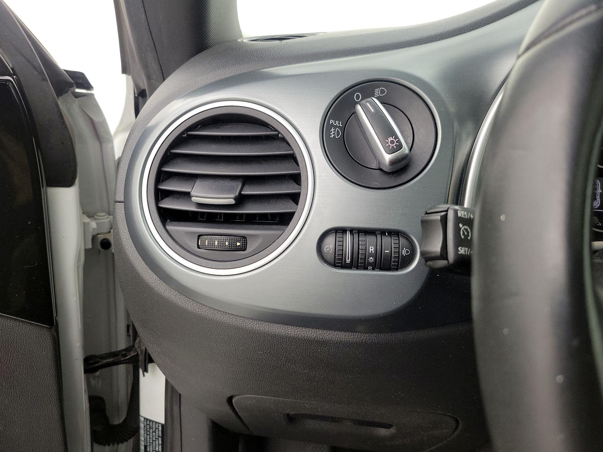 Thumbnail: 2015 Volkswagen Beetle - 13