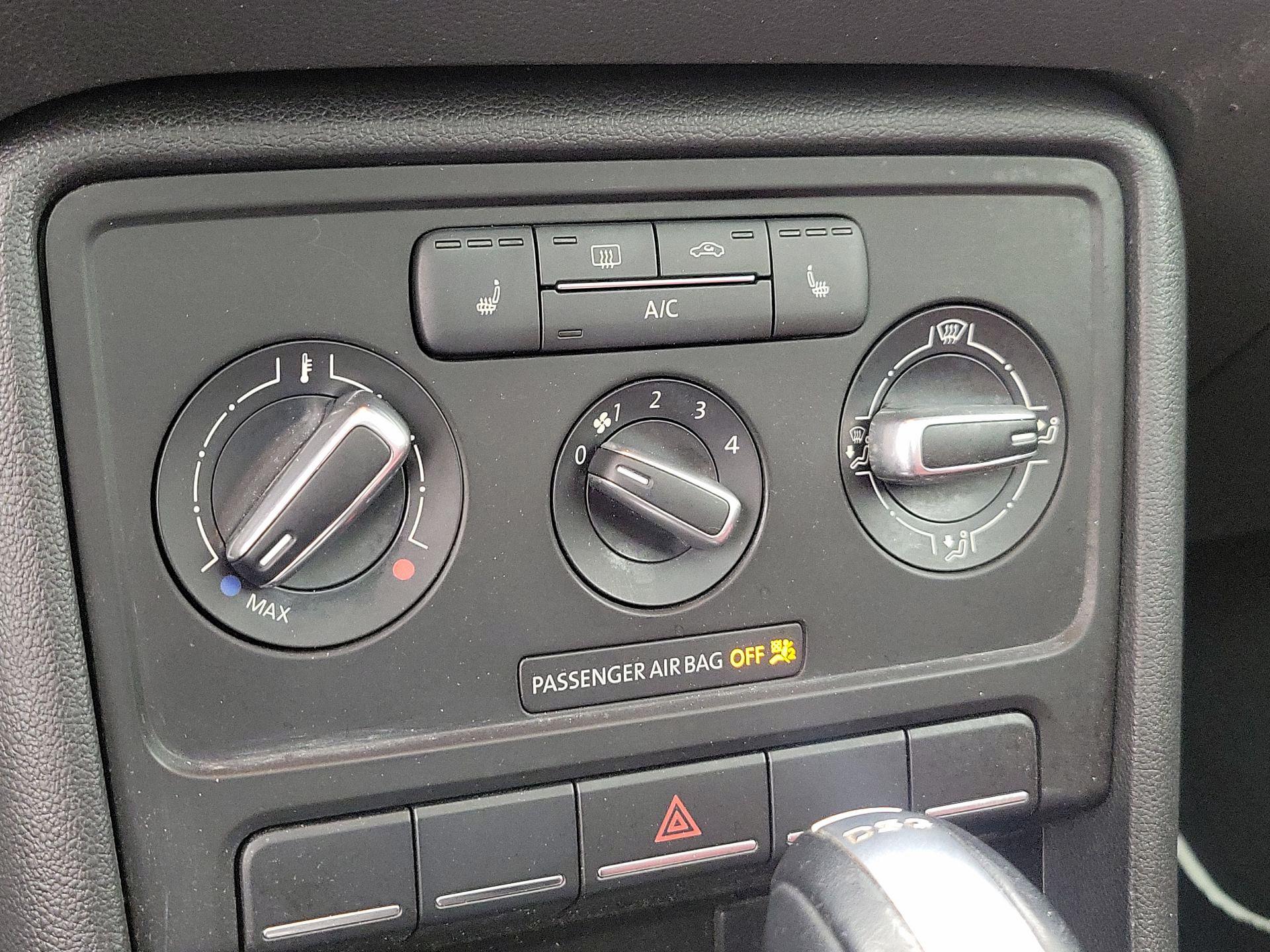 Thumbnail: 2015 Volkswagen Beetle - 15