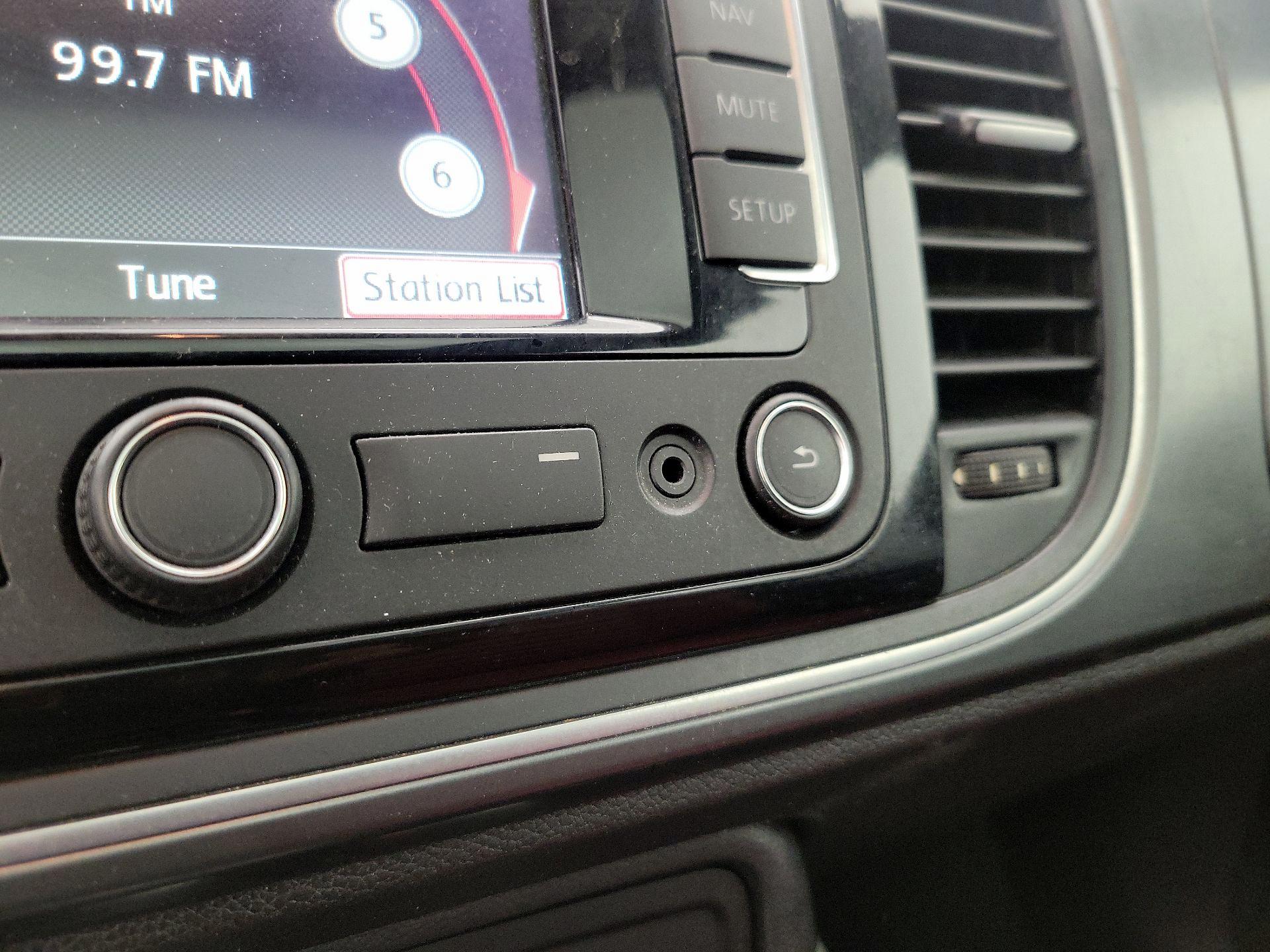 Thumbnail: 2015 Volkswagen Beetle - 17