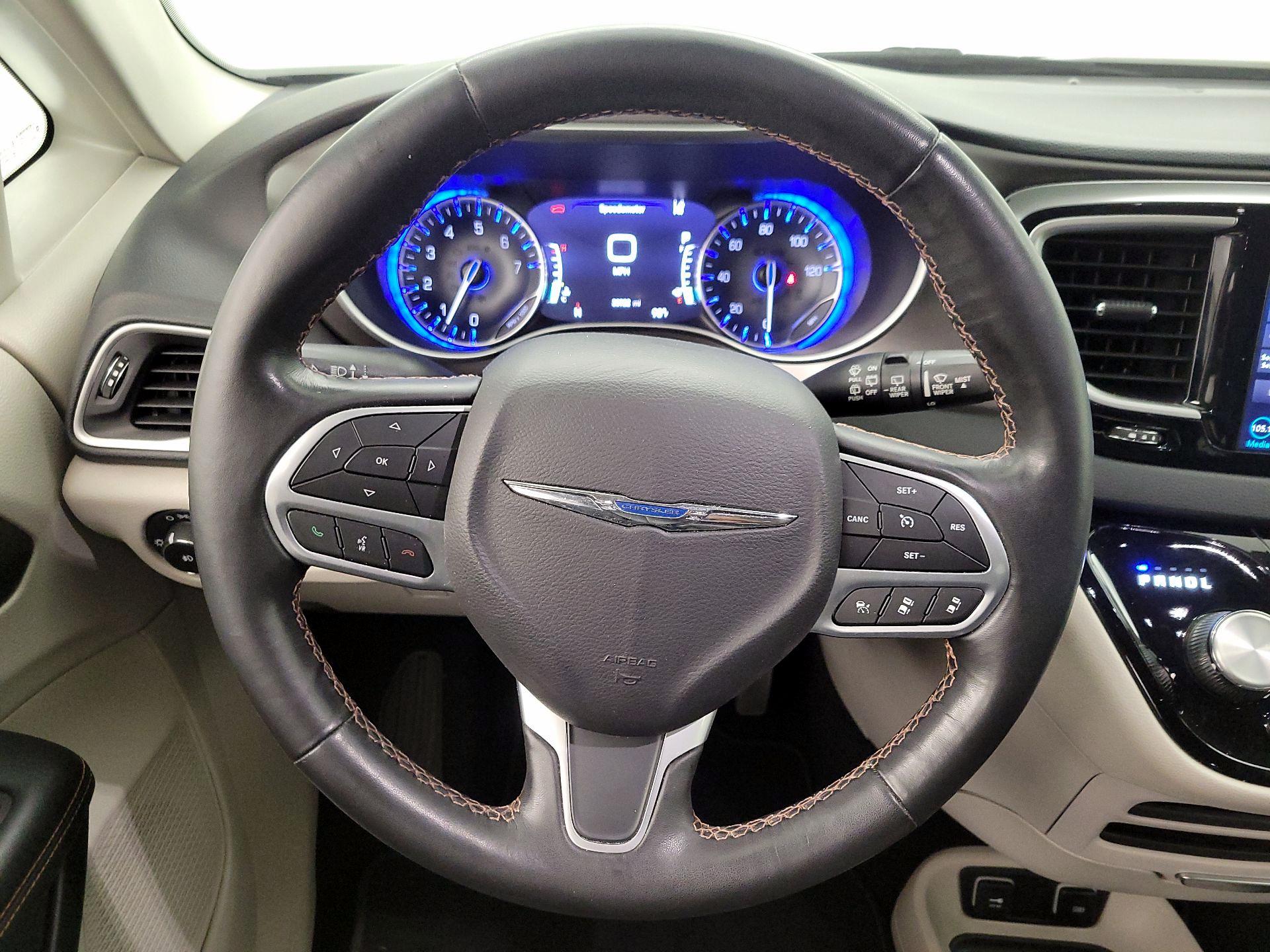 Thumbnail: 2020 Chrysler Pacifica - 10