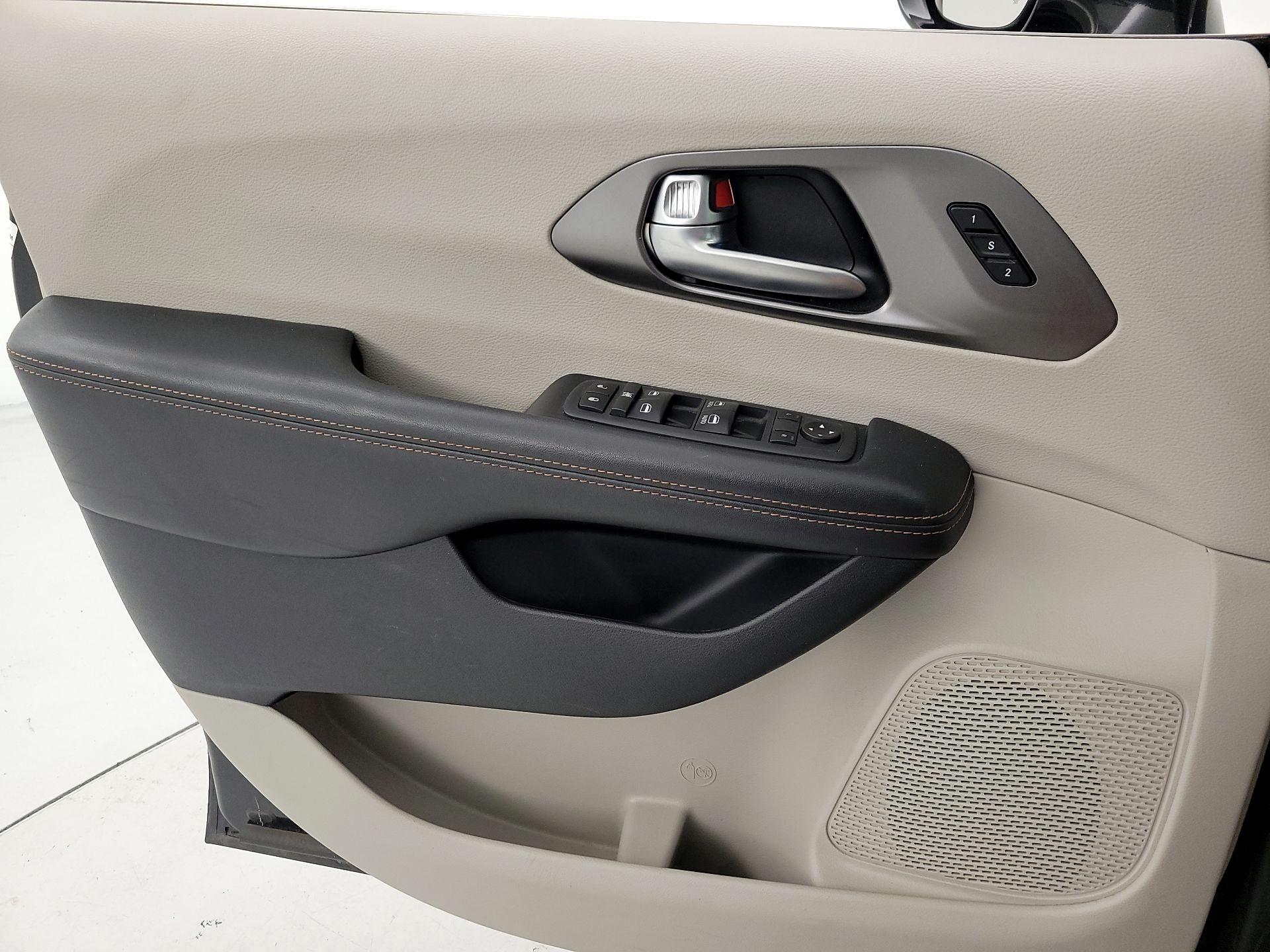Thumbnail: 2020 Chrysler Pacifica - 12