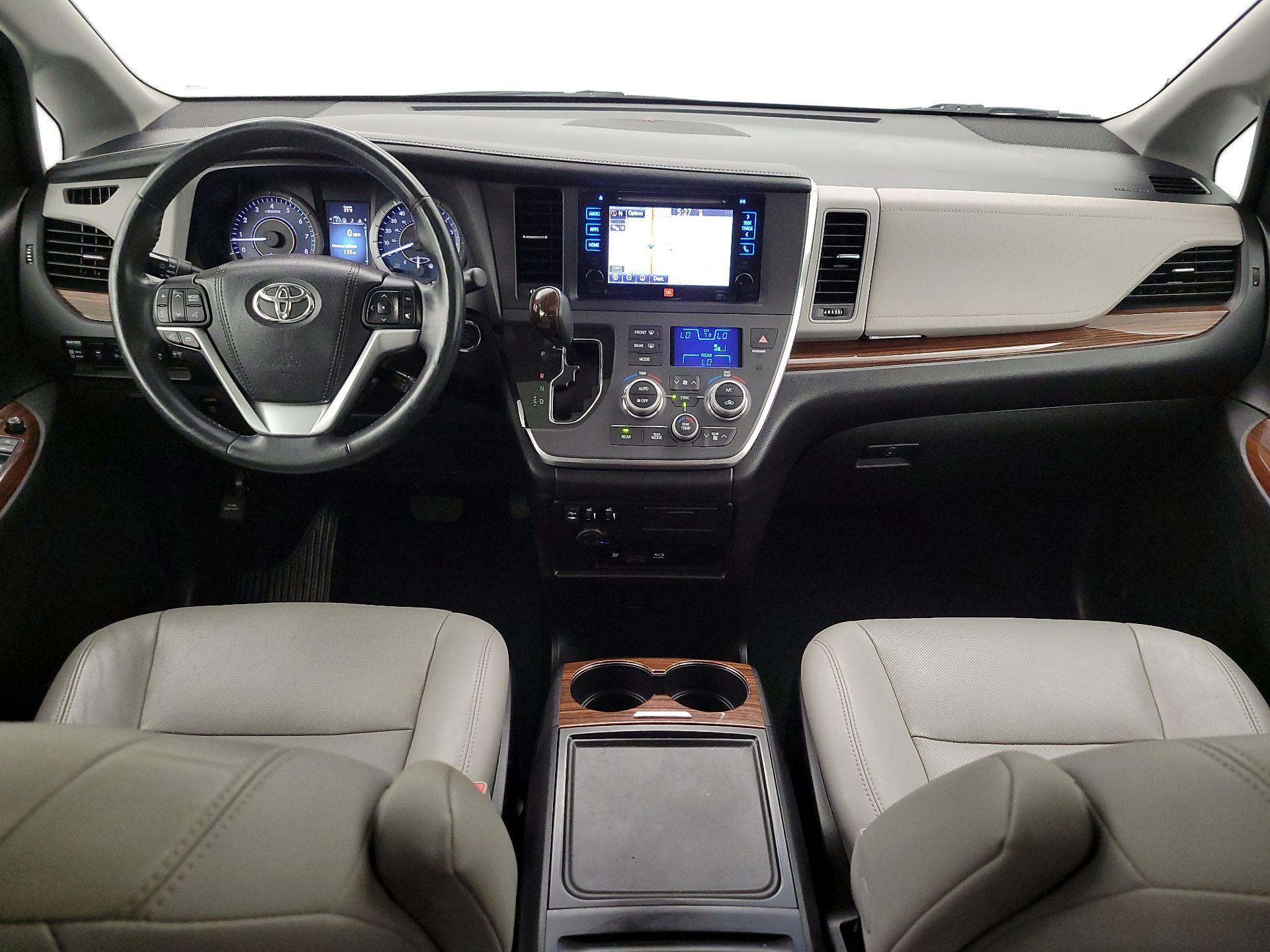 Thumbnail: 2017 Toyota Sienna - 9