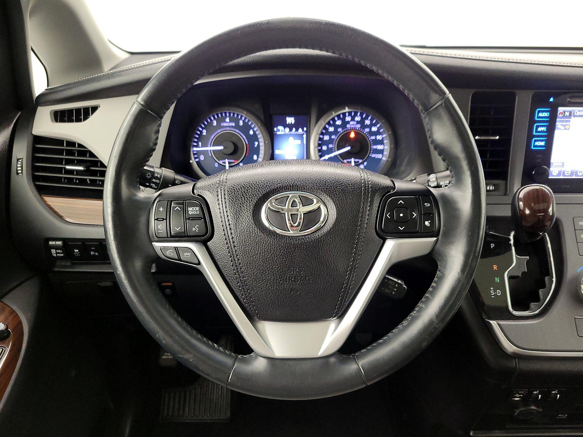 Thumbnail: 2017 Toyota Sienna - 10