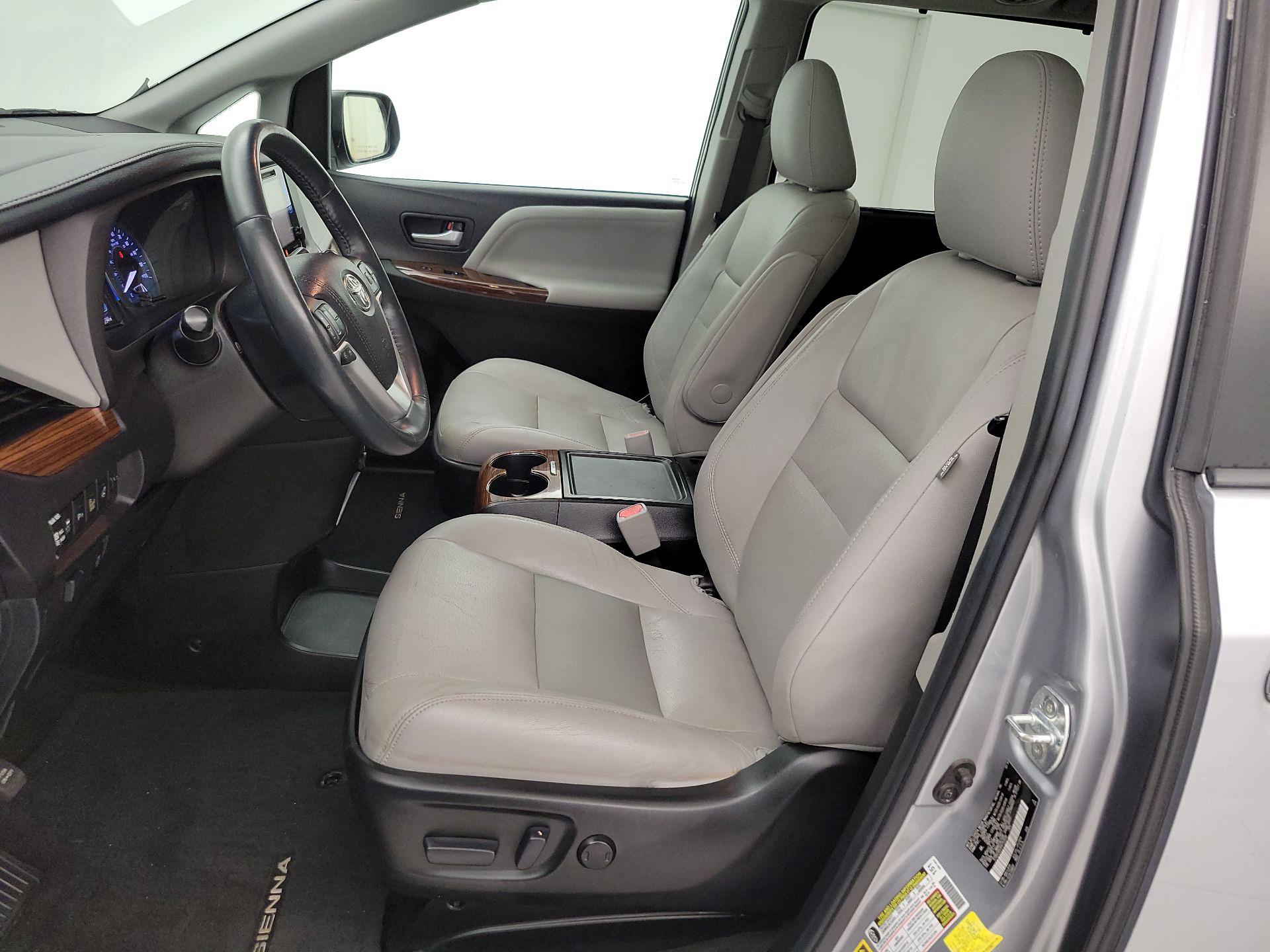 Thumbnail: 2017 Toyota Sienna - 11