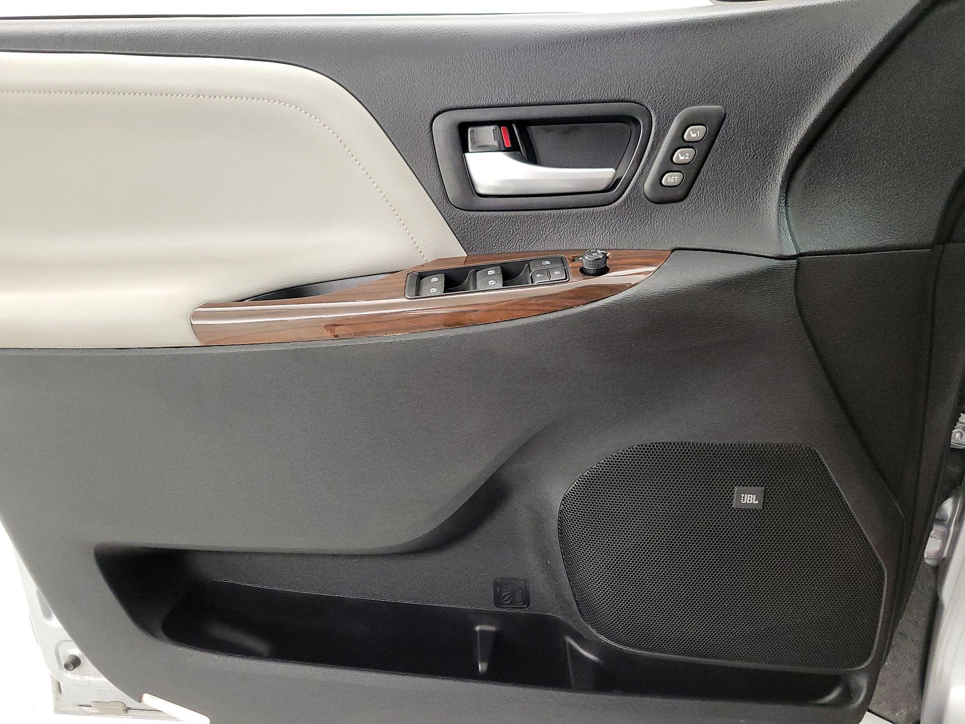 Thumbnail: 2017 Toyota Sienna - 12
