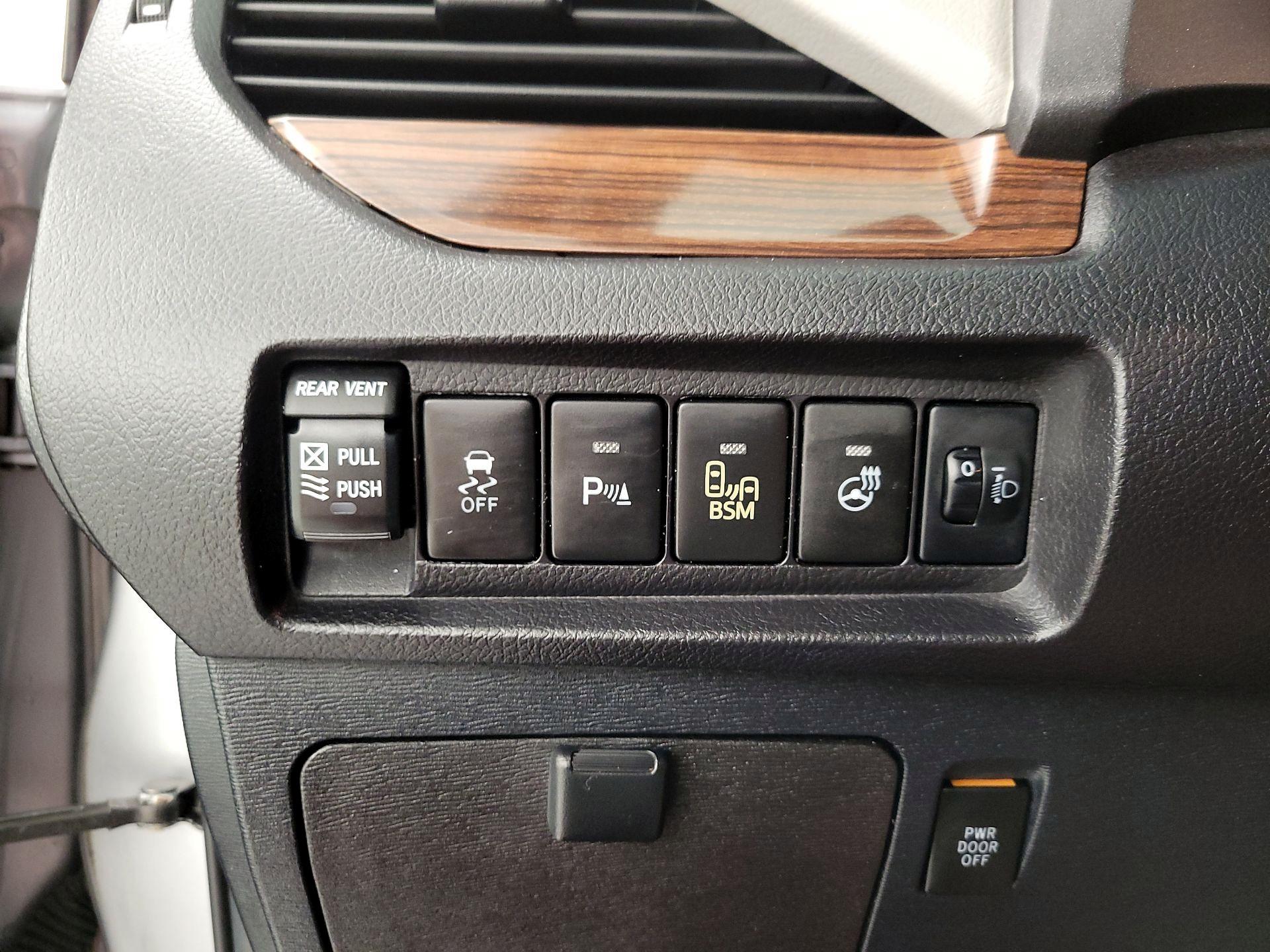 Thumbnail: 2017 Toyota Sienna - 13