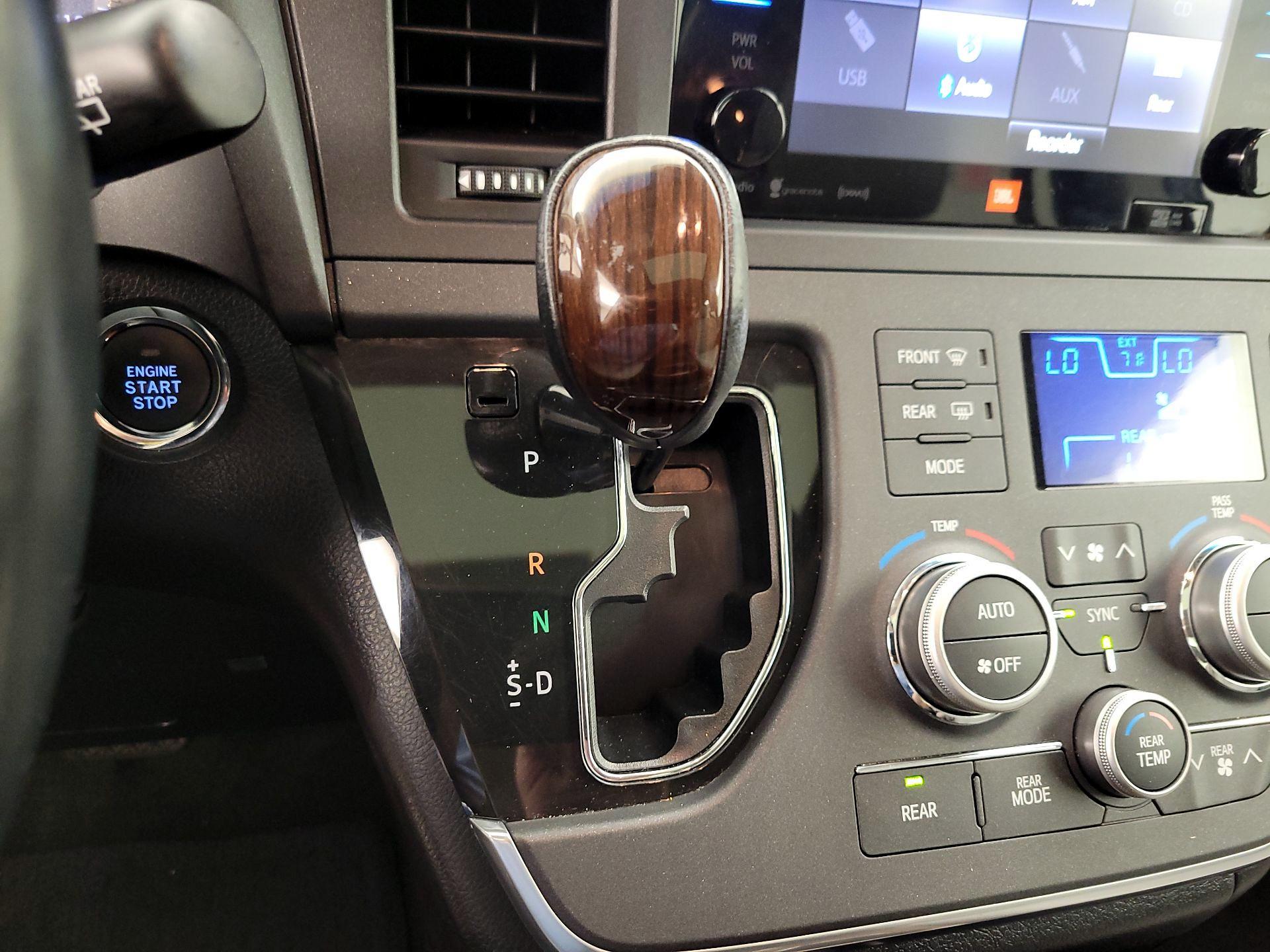Thumbnail: 2017 Toyota Sienna - 18