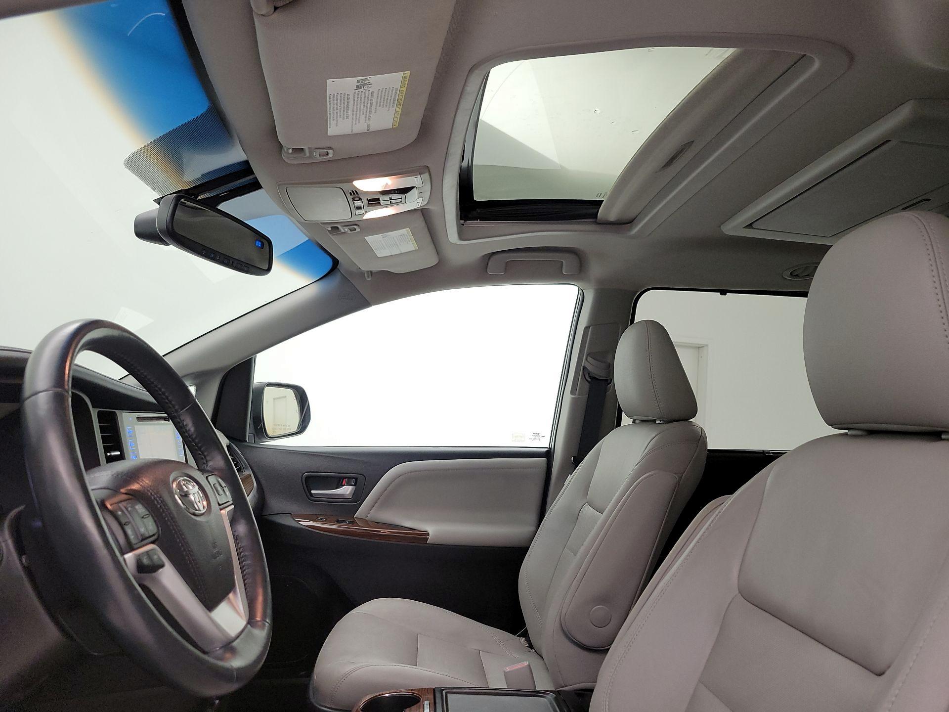 Thumbnail: 2017 Toyota Sienna - 20