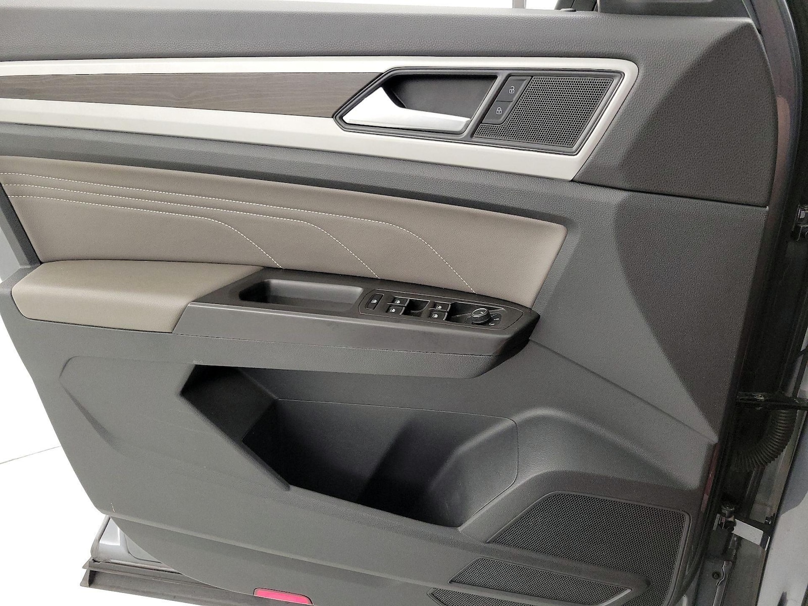 2022 Volkswagen Atlas SE w/Tech - Photo 13