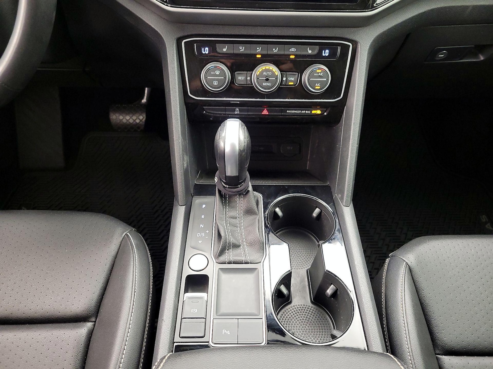 2022 Volkswagen Atlas SE w/Tech - Photo 18