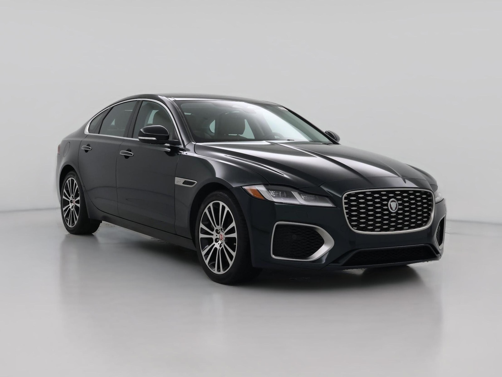 2023 Jaguar XF SE - Photo 1