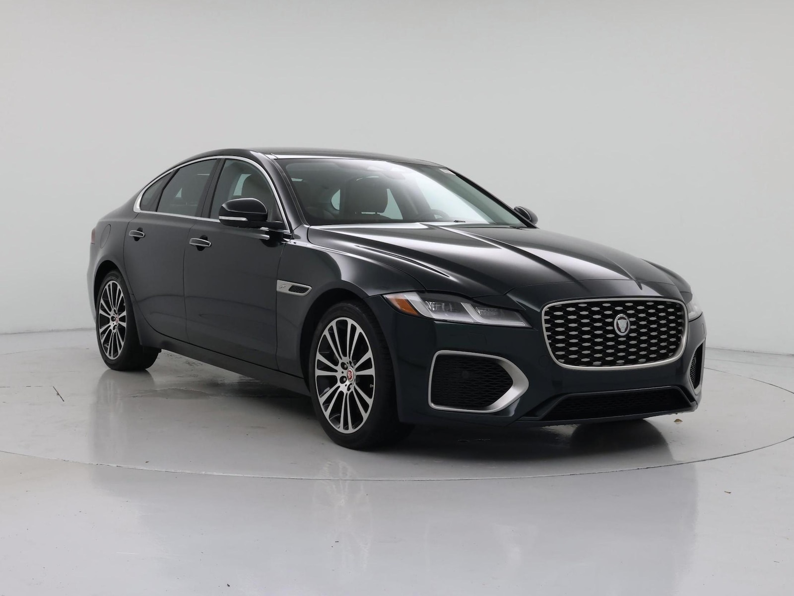 2023 Jaguar XF SE - Photo 2