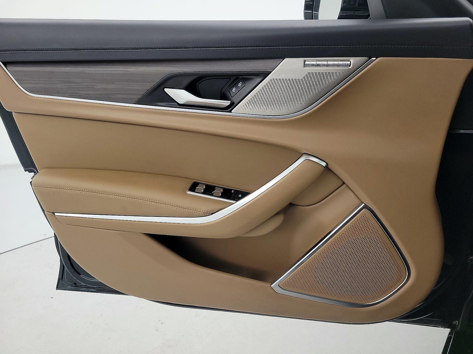 2023 Jaguar XF SE - Photo 13