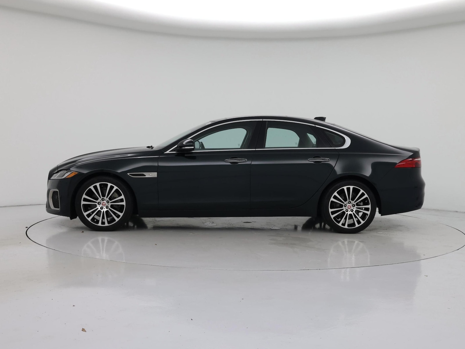 2023 Jaguar XF SE - Photo 4