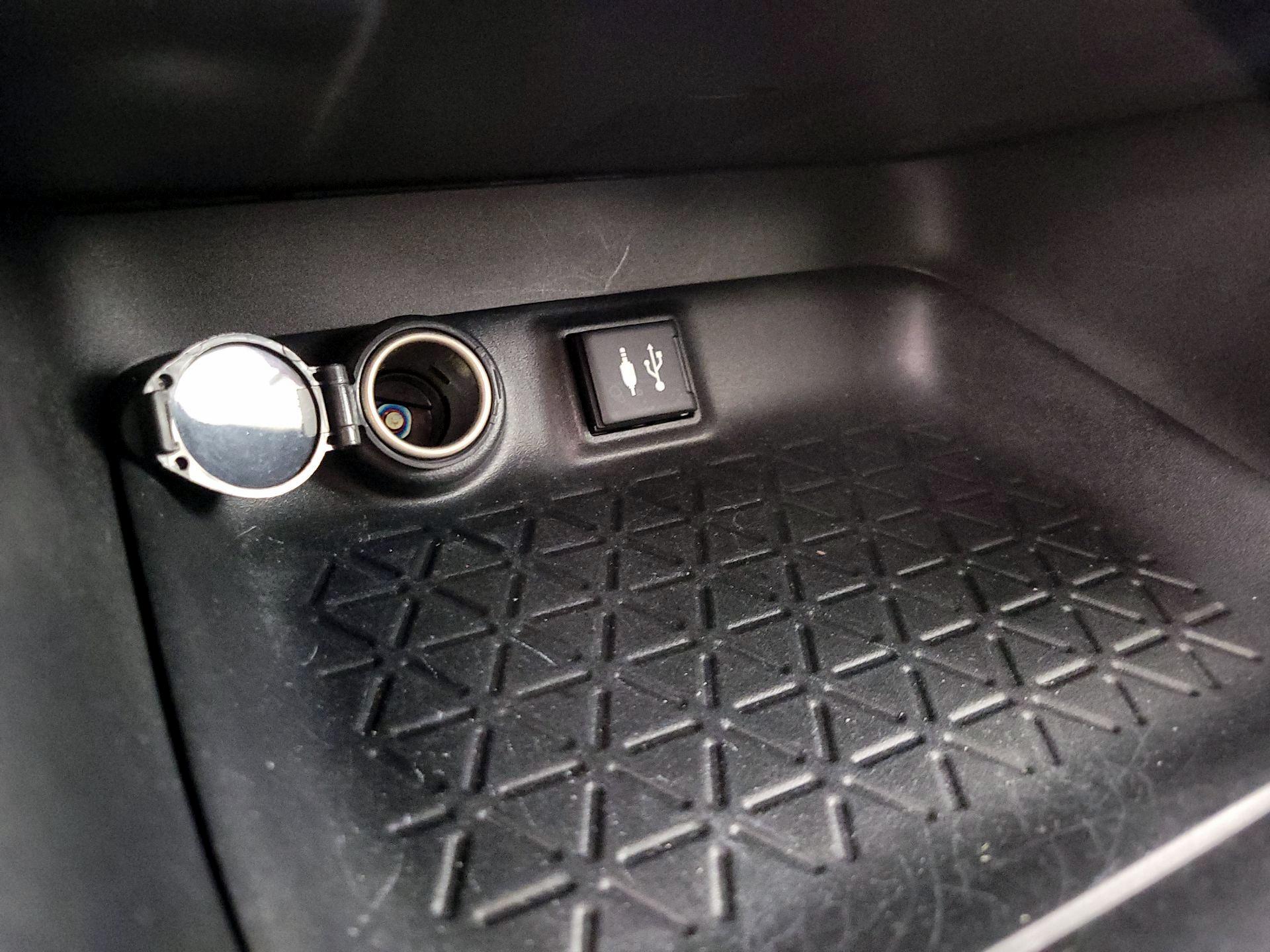 Thumbnail: 2019 Toyota RAV4 - 18