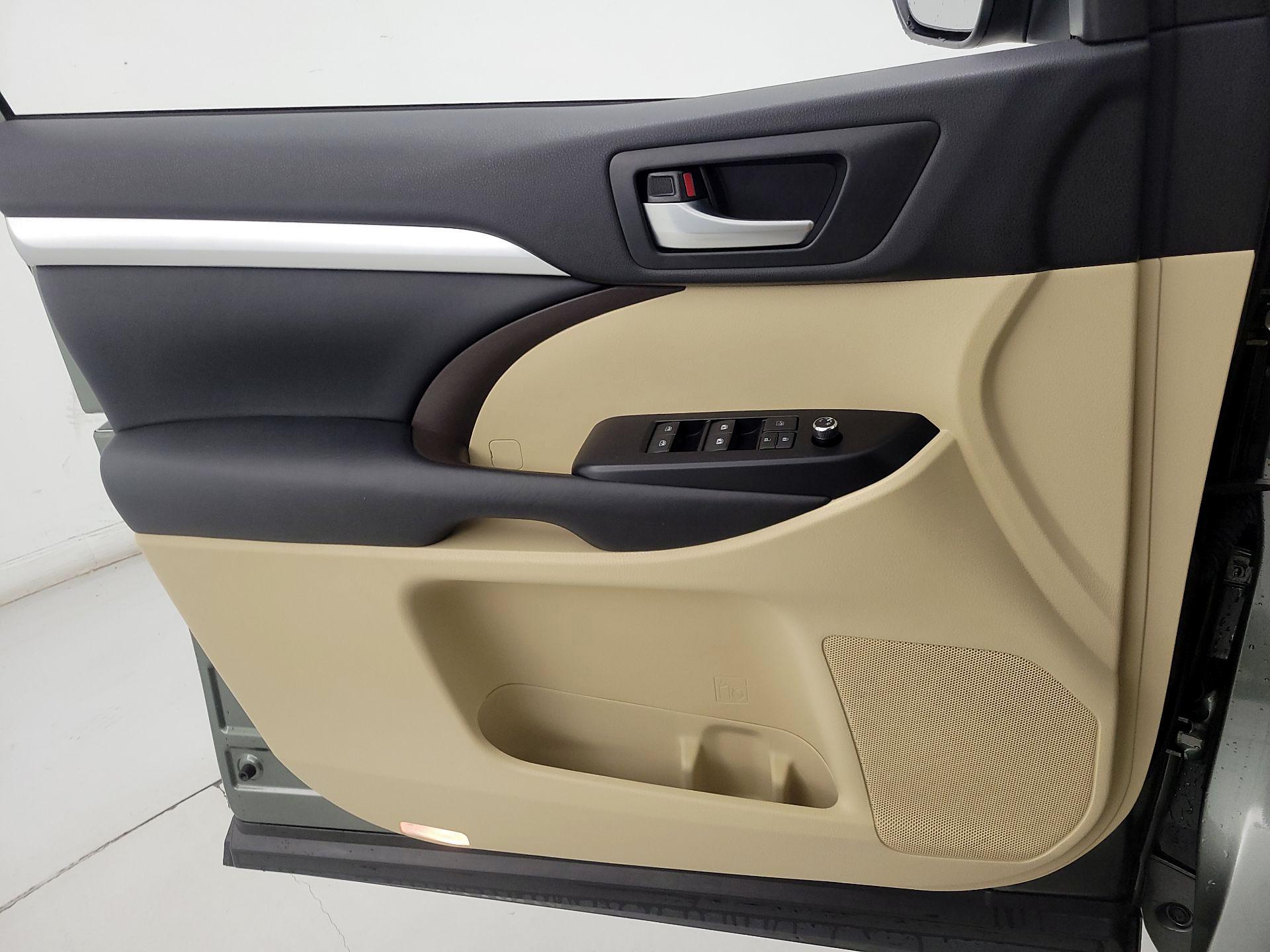 Thumbnail: 2018 Toyota Highlander - 12