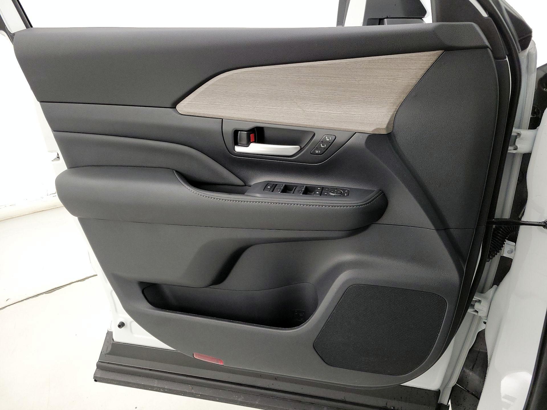 Thumbnail: 2026 Toyota Highlander - 12