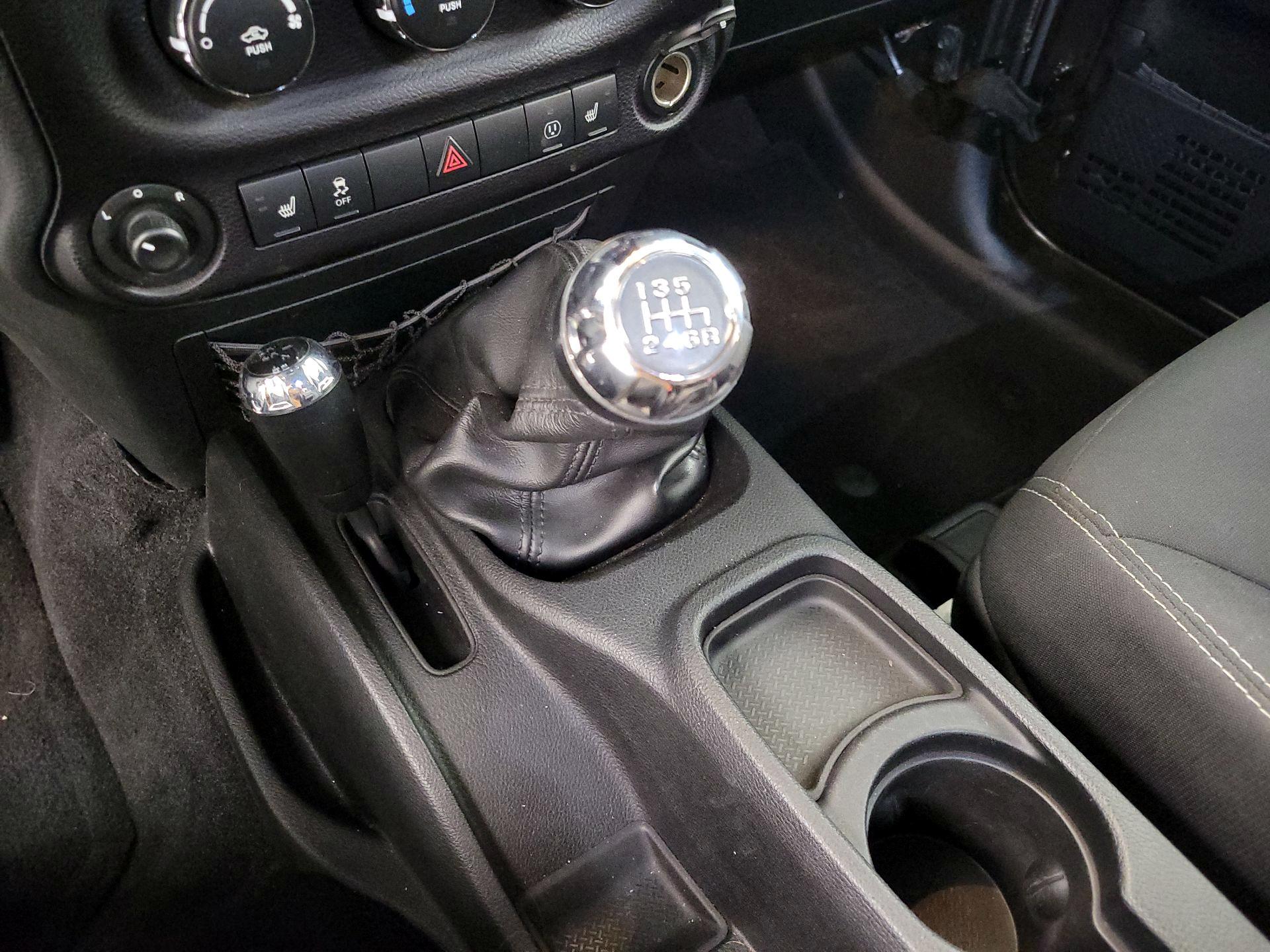 Thumbnail: 2016 Jeep Wrangler - 16