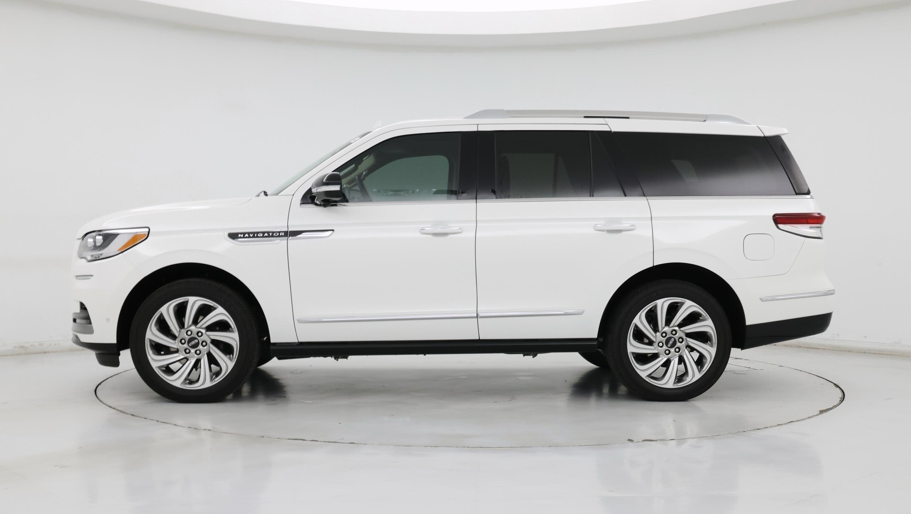 Thumbnail: 2024 Lincoln Navigator - 3