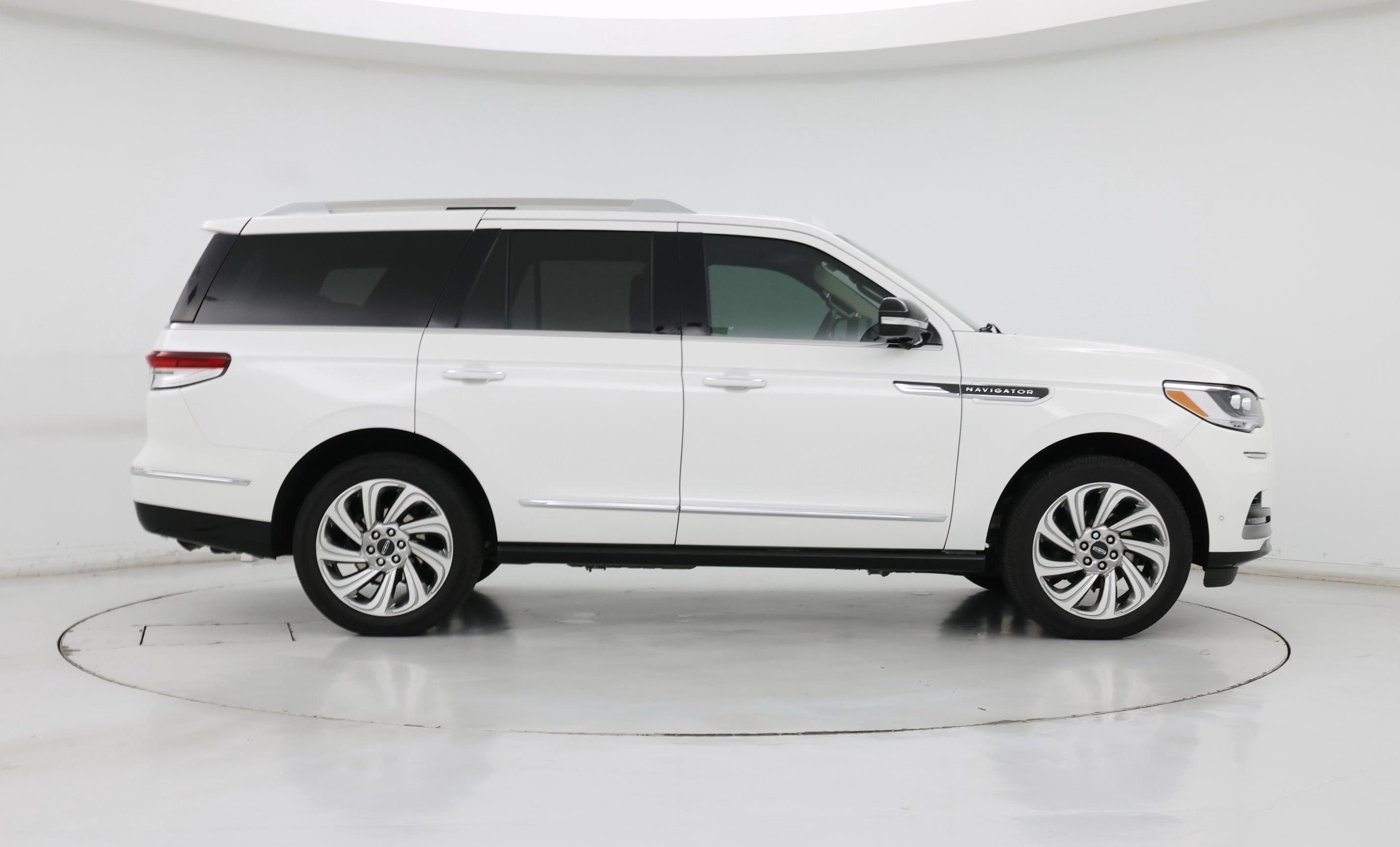 Thumbnail: 2024 Lincoln Navigator - 7
