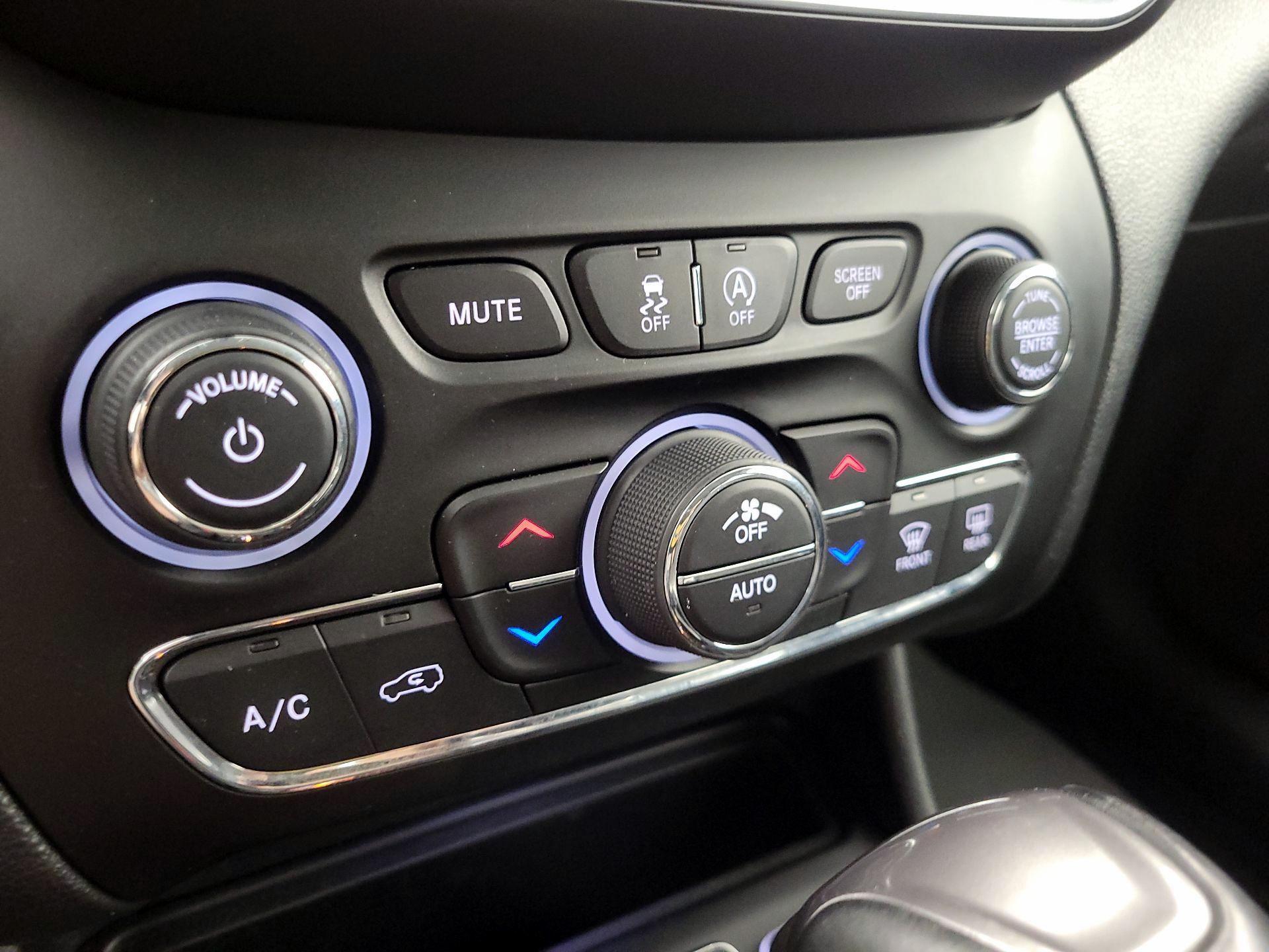 Thumbnail: 2020 Jeep Cherokee - 16