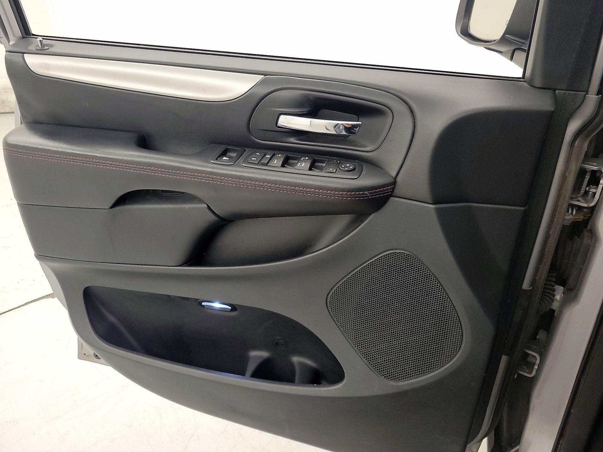 Thumbnail: 2016 Dodge Grand Caravan - 12